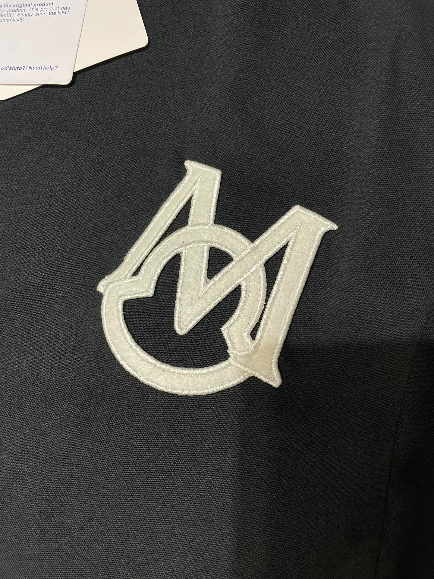 P250 MONCLER 🌟[Top original order] Mongolian embroidered seal logo short-sleeved fabric: Made of 20-count plain weave fabric, the fabric weighs 220 grams, and the fabric is washed to fix the pattern and color. The thread is matched with 1*1 double yarn thread 260 grams. Accessories: The embroidered chapters are completely embroidered using imported machines, and the size and color of each chapter are consistent with the original. This T-shirt is a basic wardrobe item with a classic round neck and short sleeve design. Crafted from cotton jersey, it features a bold monogram patch on the chest. Made of cotton jersey, crew neck, short sleeves, monogrammed patch.  size：s-xl