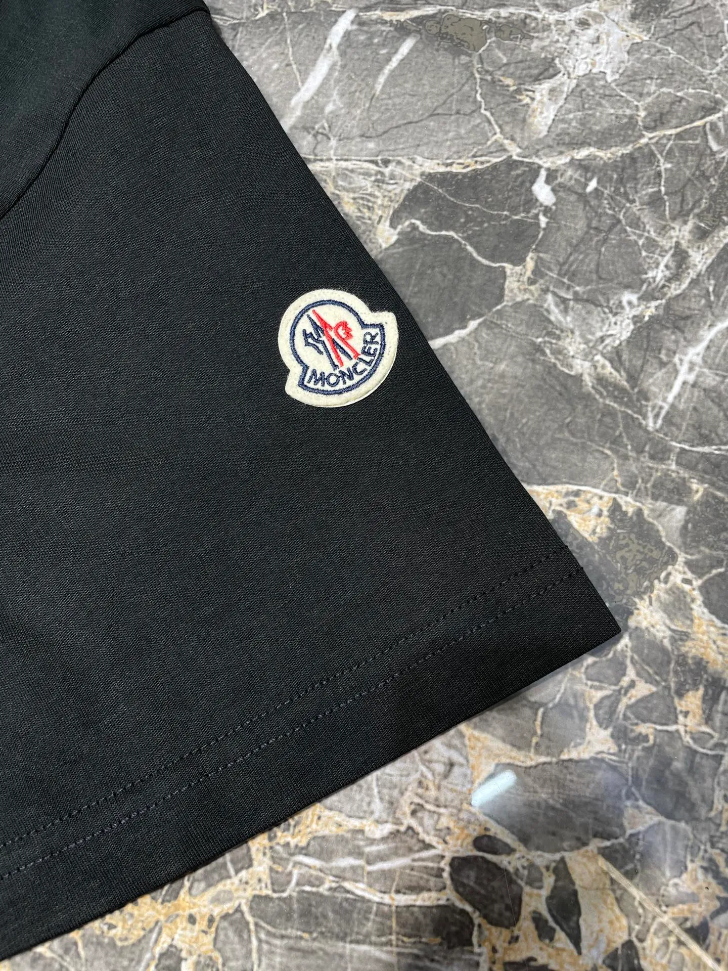 P250 MONCLER 🌟[Top original order] Mongolian embroidered seal logo short-sleeved fabric: Made of 20-count plain weave fabric, the fabric weighs 220 grams, and the fabric is washed to fix the pattern and color. The thread is matched with 1*1 double yarn thread 260 grams. Accessories: The embroidered chapters are completely embroidered using imported machines, and the size and color of each chapter are consistent with the original. This T-shirt is a basic wardrobe item with a classic round neck and short sleeve design. Crafted from cotton jersey, it features a bold monogram patch on the chest. Made of cotton jersey, crew neck, short sleeves, monogrammed patch.  size：s-xl