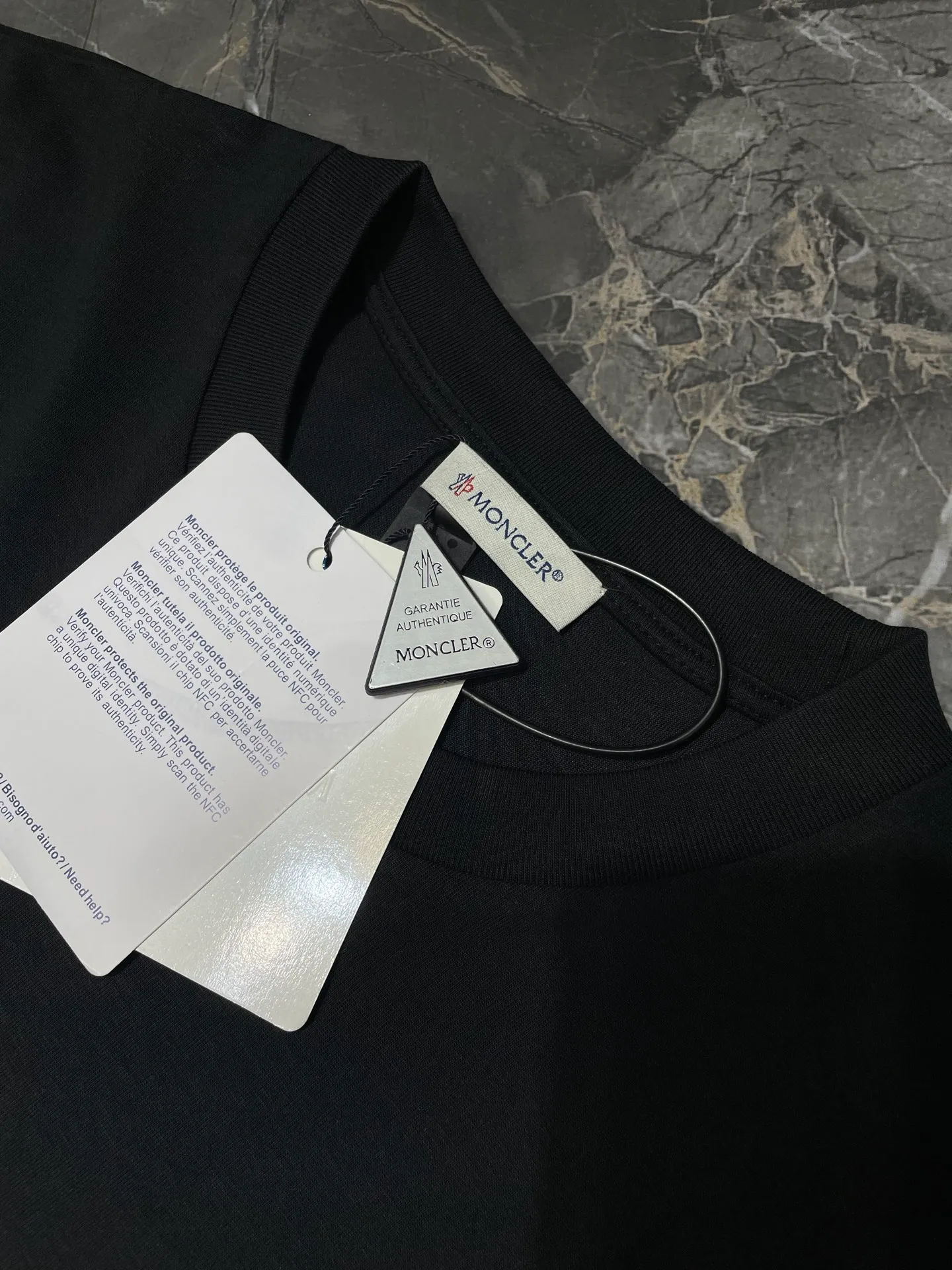 P250 MONCLER 🌟[Top original order] Mongolian embroidered seal logo short-sleeved fabric: Made of 20-count plain weave fabric, the fabric weighs 220 grams, and the fabric is washed to fix the pattern and color. The thread is matched with 1*1 double yarn thread 260 grams. Accessories: The embroidered chapters are completely embroidered using imported machines, and the size and color of each chapter are consistent with the original. This T-shirt is a basic wardrobe item with a classic round neck and short sleeve design. Crafted from cotton jersey, it features a bold monogram patch on the chest. Made of cotton jersey, crew neck, short sleeves, monogrammed patch.  size：s-xl