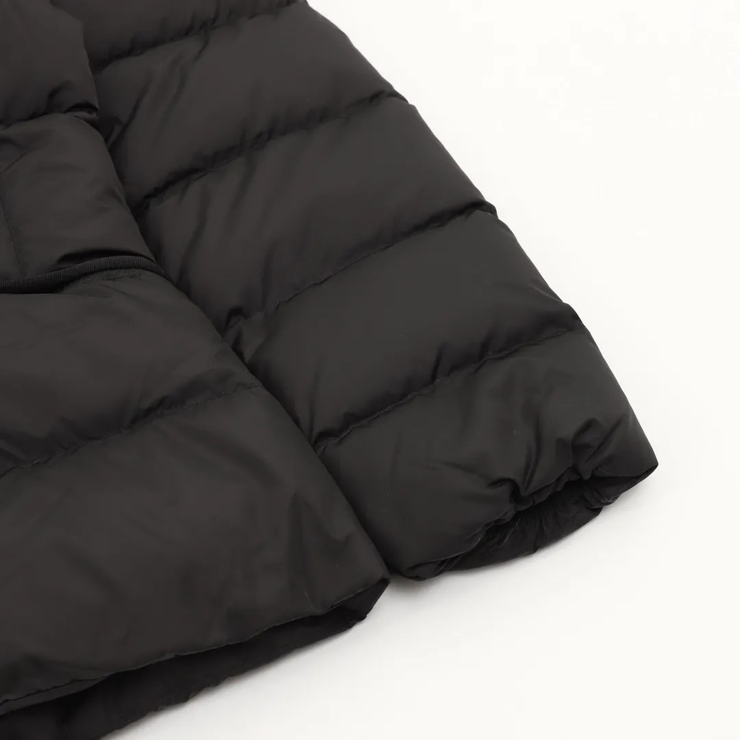 P1220 Moncler Avoce short women's down jacket. ⚠️ Correct cut version, the upper body becomes an ant waist in seconds. Fully three-dimensional cutting. It is different from the random flat cutting styles on the market. The barcode model number is complete and consistent with the official website. The tag has built-in NFC electronic sensor anti-counterfeiting. The factory comes standard with a full set of counter gift box packaging 🎁 The Avoce short down jacket is made of nylon fabric and is a daily design item for women. The Avoce short down jacket is dynamic and elegant, emphasizing the aesthetic style of Moncler's women's collection. Functional nylon fabric provides protection, while a lightweight longue saison lining, adjustable hood and zippered pockets enhance utility. Details •Made from nylon •Longue saison lining •Down filled •Adjustable hood •Zip closure •Zip suit pocket •Elastic waistband with contoured logo buckle •Logo patch size: 1-4
