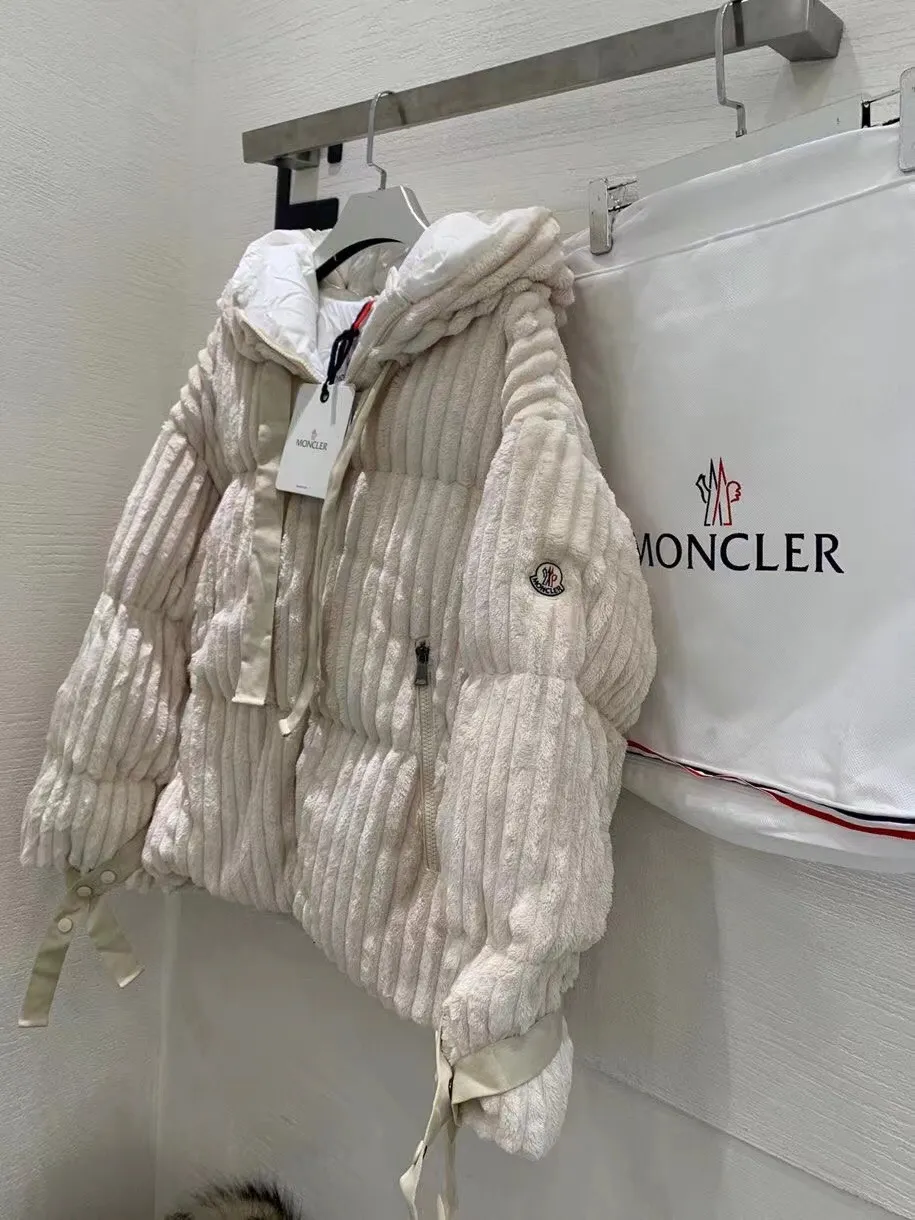 P940 Moncler 00 0 1 is made of imported thick striped corduroy fabric. The surface of the fabric is dense and soft, which is different from the previous ordinary corduroy fabrics. It is super warm to the touch and the plush feeling is so comfortable! The glossy high-end color will make you fall in love with it at first glance, and it will not be dull and monotonous. ▪️ High-density lining of the same color and super European standard 90% velvet filling completely eliminate the phenomenon of velvet running, and you can't be picky about the warmth, warmth and breathability! ▪️OS has a loose and short silhouette, a detachable hooded stand-up collar design, elastic cuffs and drawstring waist details at the hem, which can protect you from bad weather. The upper body is not only warm but also looks super good-looking!
