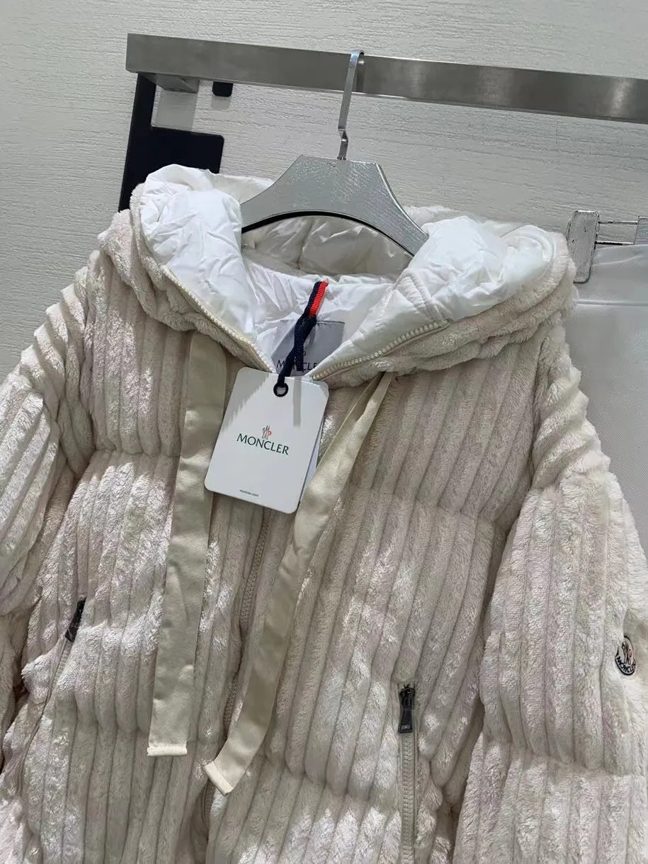 P940 Moncler 00 0 1 is made of imported thick striped corduroy fabric. The surface of the fabric is dense and soft, which is different from the previous ordinary corduroy fabrics. It is super warm to the touch and the plush feeling is so comfortable! The glossy high-end color will make you fall in love with it at first glance, and it will not be dull and monotonous. ▪️ High-density lining of the same color and super European standard 90% velvet filling completely eliminate the phenomenon of velvet running, and you can't be picky about the warmth, warmth and breathability! ▪️OS has a loose and short silhouette, a detachable hooded stand-up collar design, elastic cuffs and drawstring waist details at the hem, which can protect you from bad weather. The upper body is not only warm but also looks super good-looking!