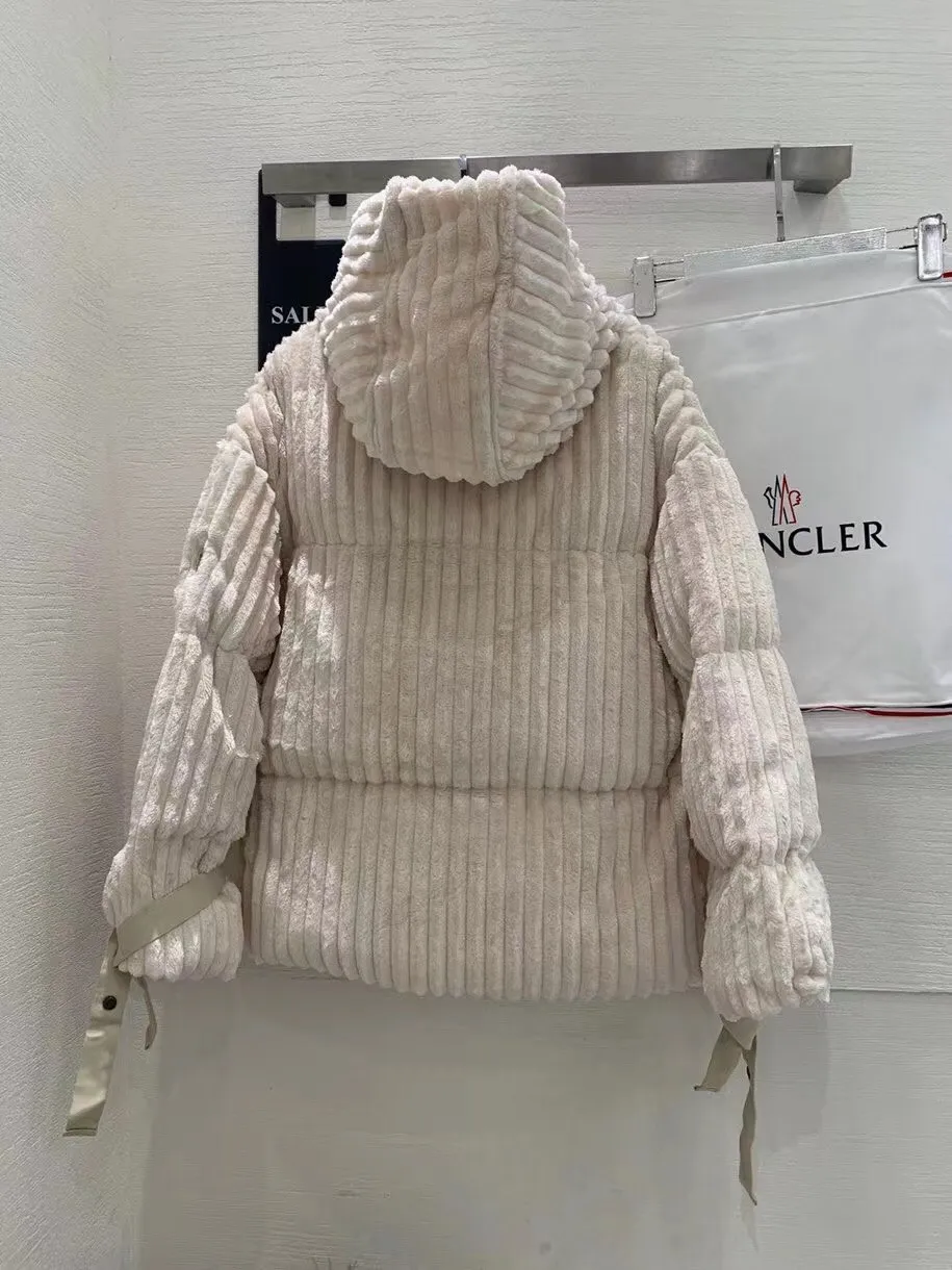 P940 Moncler 00 0 1 is made of imported thick striped corduroy fabric. The surface of the fabric is dense and soft, which is different from the previous ordinary corduroy fabrics. It is super warm to the touch and the plush feeling is so comfortable! The glossy high-end color will make you fall in love with it at first glance, and it will not be dull and monotonous. ▪️ High-density lining of the same color and super European standard 90% velvet filling completely eliminate the phenomenon of velvet running, and you can't be picky about the warmth, warmth and breathability! ▪️OS has a loose and short silhouette, a detachable hooded stand-up collar design, elastic cuffs and drawstring waist details at the hem, which can protect you from bad weather. The upper body is not only warm but also looks super good-looking!