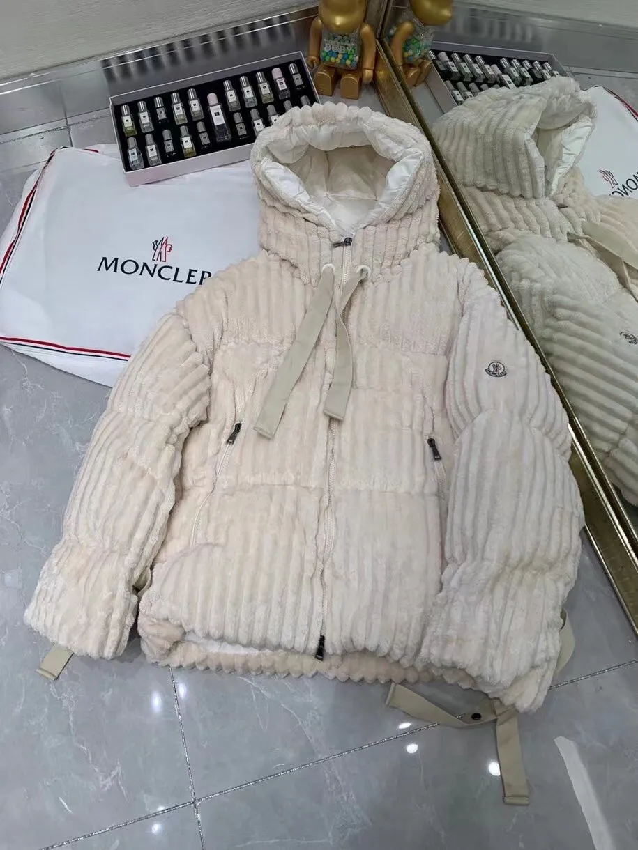 P940 Moncler 00 0 1 is made of imported thick striped corduroy fabric. The surface of the fabric is dense and soft, which is different from the previous ordinary corduroy fabrics. It is super warm to the touch and the plush feeling is so comfortable! The glossy high-end color will make you fall in love with it at first glance, and it will not be dull and monotonous. ▪️ High-density lining of the same color and super European standard 90% velvet filling completely eliminate the phenomenon of velvet running, and you can't be picky about the warmth, warmth and breathability! ▪️OS has a loose and short silhouette, a detachable hooded stand-up collar design, elastic cuffs and drawstring waist details at the hem, which can protect you from bad weather. The upper body is not only warm but also looks super good-looking!