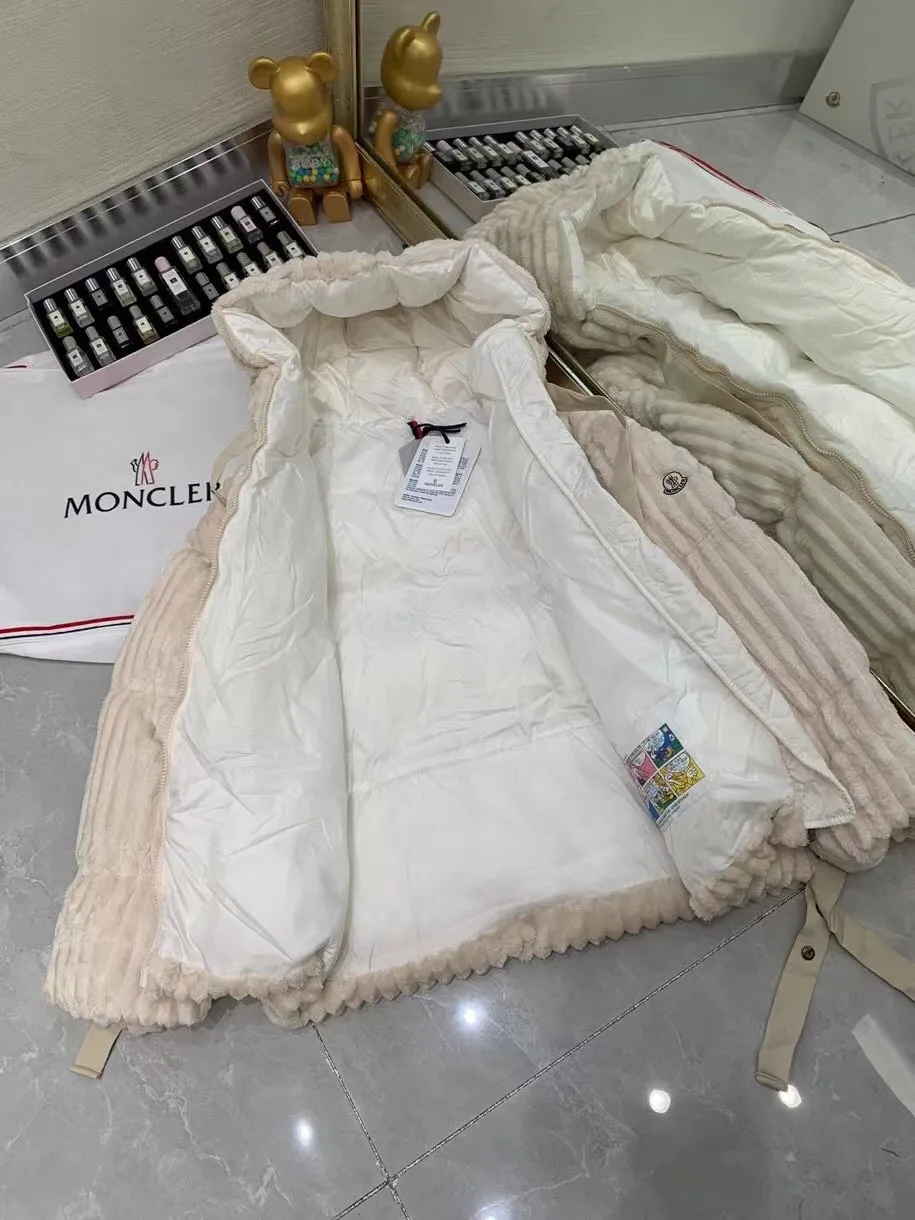 P940 Moncler 00 0 1 is made of imported thick striped corduroy fabric. The surface of the fabric is dense and soft, which is different from the previous ordinary corduroy fabrics. It is super warm to the touch and the plush feeling is so comfortable! The glossy high-end color will make you fall in love with it at first glance, and it will not be dull and monotonous. ▪️ High-density lining of the same color and super European standard 90% velvet filling completely eliminate the phenomenon of velvet running, and you can't be picky about the warmth, warmth and breathability! ▪️OS has a loose and short silhouette, a detachable hooded stand-up collar design, elastic cuffs and drawstring waist details at the hem, which can protect you from bad weather. The upper body is not only warm but also looks super good-looking!