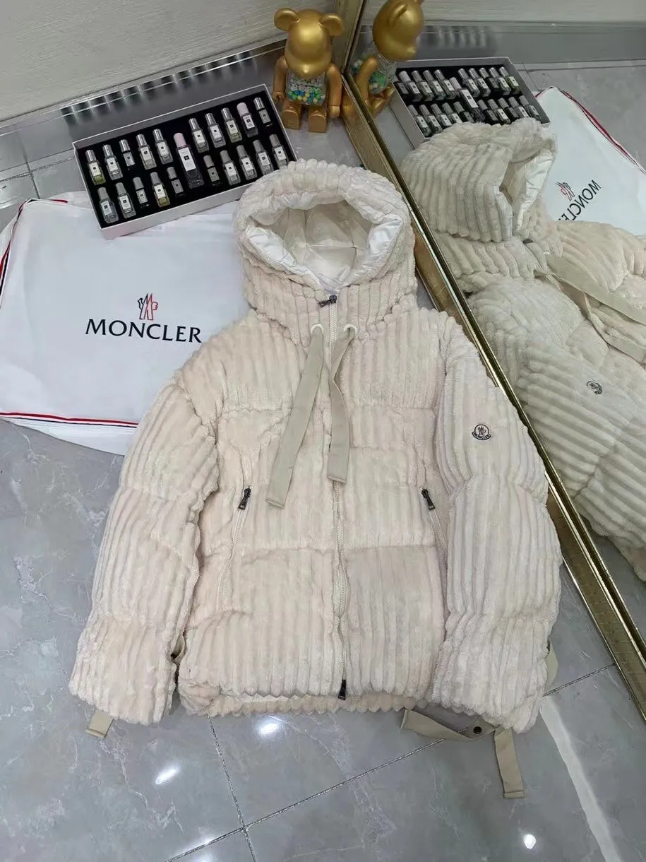 P940 Moncler 00 0 1 is made of imported thick striped corduroy fabric. The surface of the fabric is dense and soft, which is different from the previous ordinary corduroy fabrics. It is super warm to the touch and the plush feeling is so comfortable! The glossy high-end color will make you fall in love with it at first glance, and it will not be dull and monotonous. ▪️ High-density lining of the same color and super European standard 90% velvet filling completely eliminate the phenomenon of velvet running, and you can't be picky about the warmth, warmth and breathability! ▪️OS has a loose and short silhouette, a detachable hooded stand-up collar design, elastic cuffs and drawstring waist details at the hem, which can protect you from bad weather. The upper body is not only warm but also looks super good-looking!