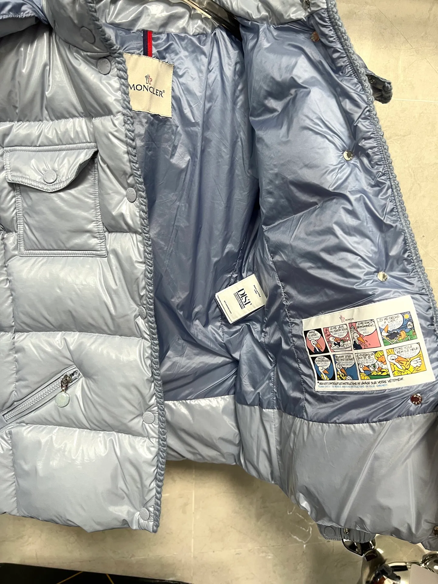 P900 Moncler Mouth GLAREINS Small Waist Hooded Floral Trimmed Small Waist Small Pocket Down Jacket The upgraded version of the small waist UP!! It is still a super slim waist style, with no-wash imitation wax leather fabric, and the brim collar and placket are matched with the same color twist braid design, which is full of elegance and suitable for various exquisite styles. A full set of hardware accessories, customized color matching snap buttons and sliders, 90 velvet filling. White Moonlight among the hottest items! Color: Black White Blue Red Size: 0123