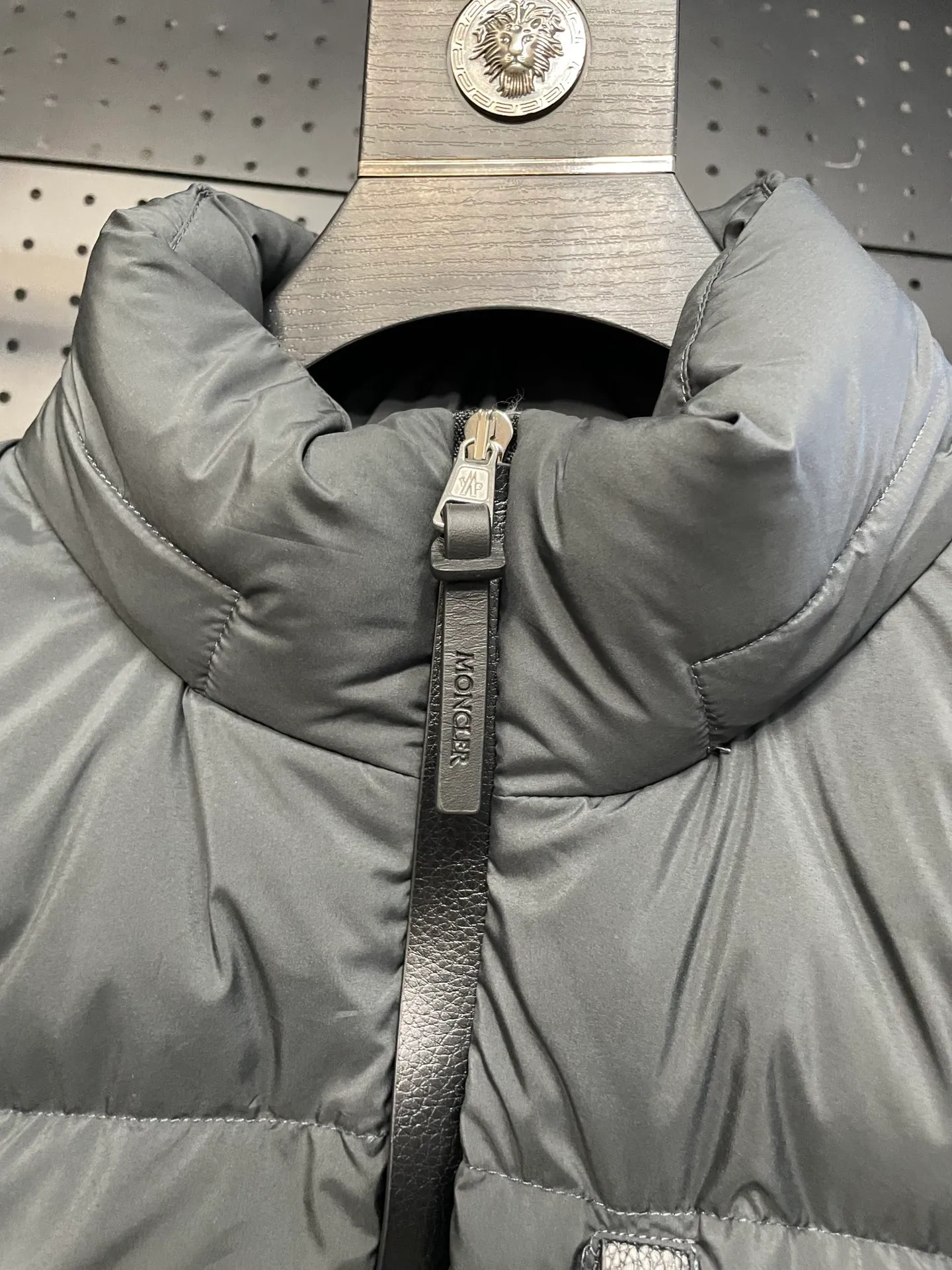 P860 Moncler's new besbre zipper stand-collar down jacket has a new fashionable stand-collar down jacket for autumn and winter. The overall design is simple and beautiful, and it is also very versatile and suitable for any occasion. Paired with a sweatshirt inside, it is fashionable, age-reducing and warm. The body is decorated with leather zipper design pockets, which is fashionable and high-end. The sleeve arms are embellished with the brand's iconic logo, which not only highlights the brand's charm, but also has a high degree of recognition. The luxurious and low-key design is simply great! Powerful functionality brings warmth to the cold winter, is windproof and waterproof, and is filled with 90% velvet content, making you feel warm even on sub-zero nights. Color: Khaki Black Size: 1 2 3 4 5