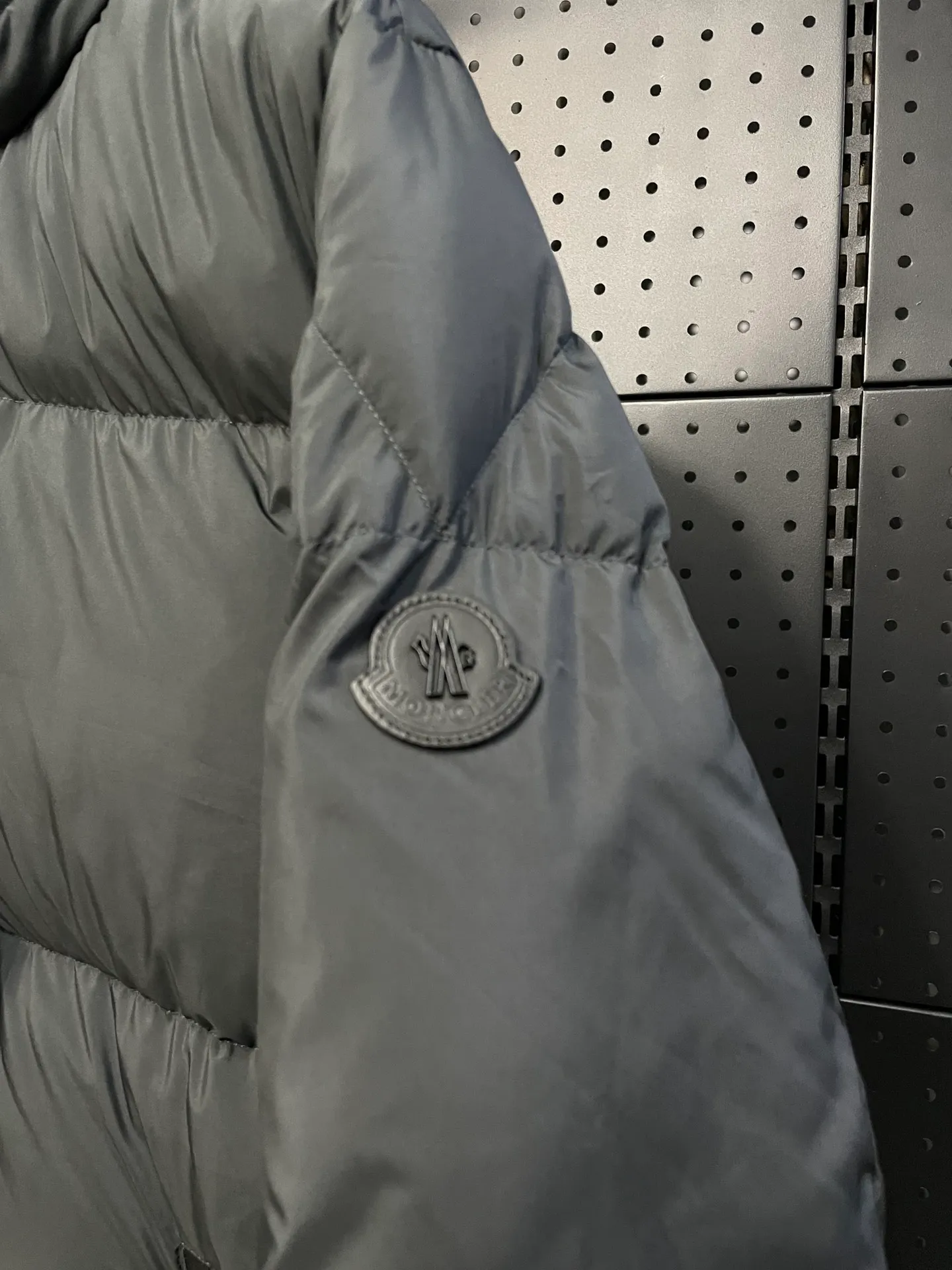 P860 Moncler's new besbre zipper stand-collar down jacket has a new fashionable stand-collar down jacket for autumn and winter. The overall design is simple and beautiful, and it is also very versatile and suitable for any occasion. Paired with a sweatshirt inside, it is fashionable, age-reducing and warm. The body is decorated with leather zipper design pockets, which is fashionable and high-end. The sleeve arms are embellished with the brand's iconic logo, which not only highlights the brand's charm, but also has a high degree of recognition. The luxurious and low-key design is simply great! Powerful functionality brings warmth to the cold winter, is windproof and waterproof, and is filled with 90% velvet content, making you feel warm even on sub-zero nights. Color: Khaki Black Size: 1 2 3 4 5