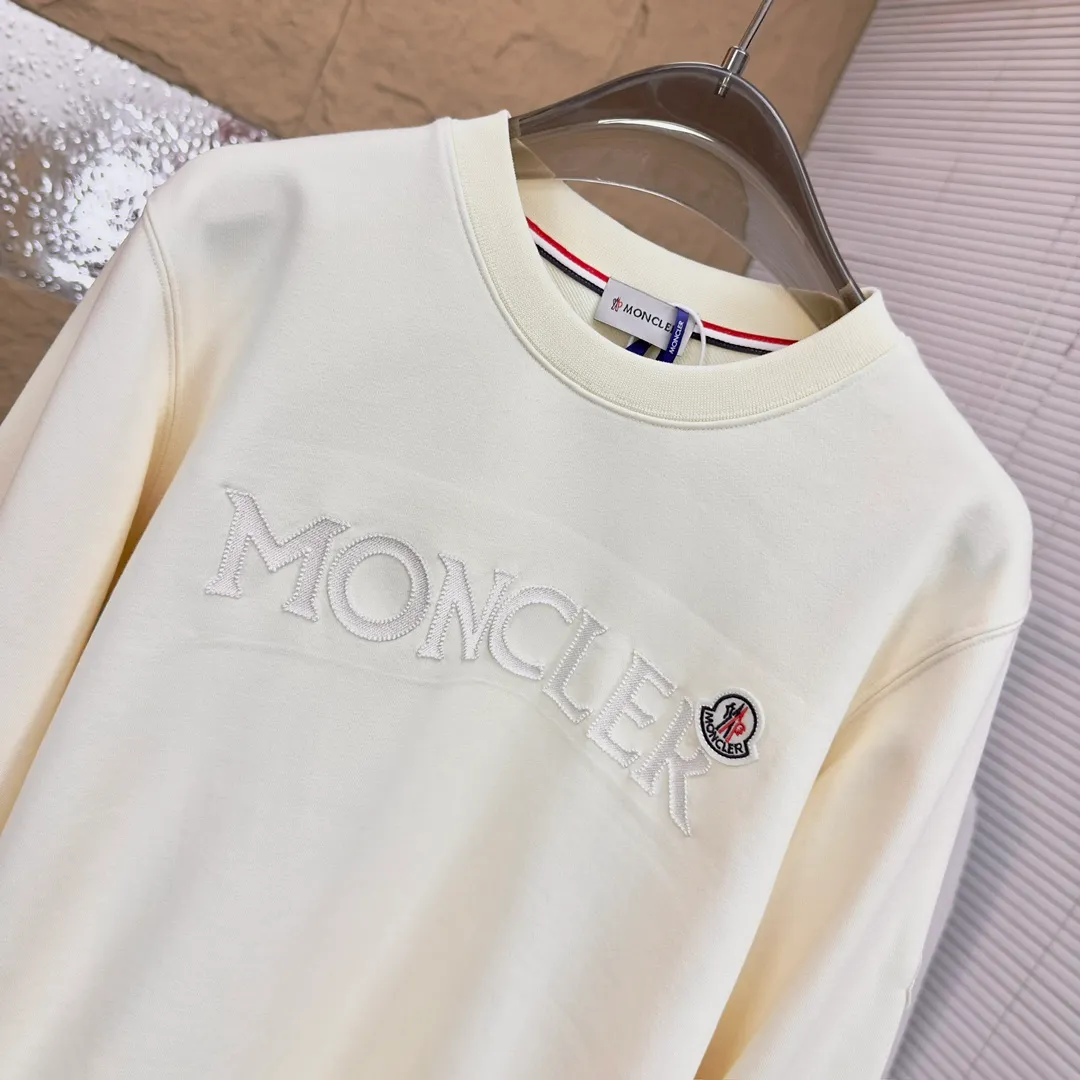 P280 Brand: Mengkou🤳𝐌𝐎𝐍𝐂𝐋𝐄𝐑 Fabric: ☑️Made of 440g double-strand pure cotton terry👕 Fabric: ☑️Thread with 1*1 double yarn thread. 🔜Comes with dyeing in the same tank. Craftsmanship: ☑️The embroidery uses 3D three-dimensional embroidery technology, 🇧🇫The original computer scan and print is restored 1:1. The pattern is clear and the needle count is dense. It is a rare high-end product on the market! 🇲🇩All three standards are complete! Size: ☑️S 〰️M 〰️L 〰️XL 〰️XXL