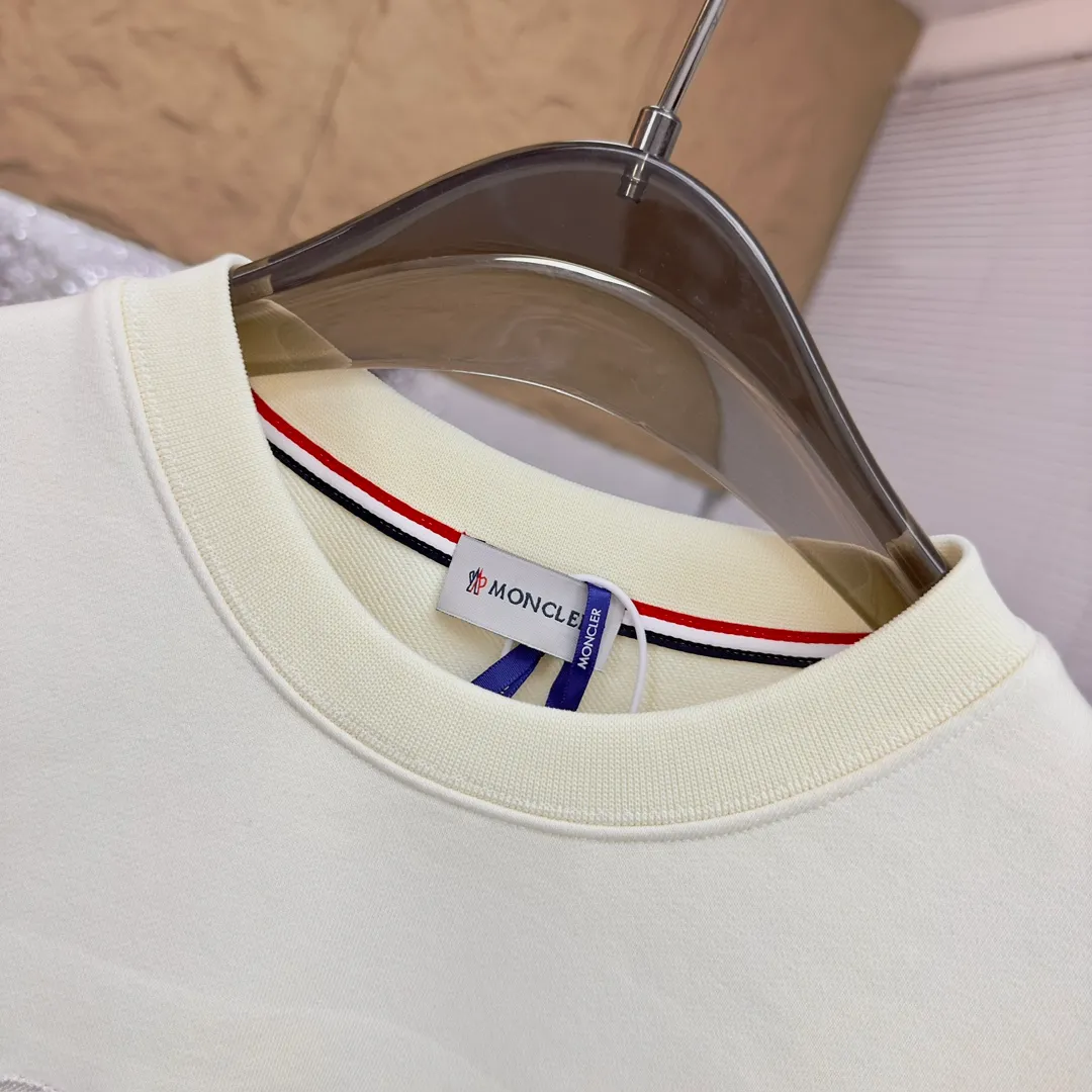 P280 Brand: Mengkou🤳𝐌𝐎𝐍𝐂𝐋𝐄𝐑 Fabric: ☑️Made of 440g double-strand pure cotton terry👕 Fabric: ☑️Thread with 1*1 double yarn thread. 🔜Comes with dyeing in the same tank. Craftsmanship: ☑️The embroidery uses 3D three-dimensional embroidery technology, 🇧🇫The original computer scan and print is restored 1:1. The pattern is clear and the needle count is dense. It is a rare high-end product on the market! 🇲🇩All three standards are complete! Size: ☑️S 〰️M 〰️L 〰️XL 〰️XXL