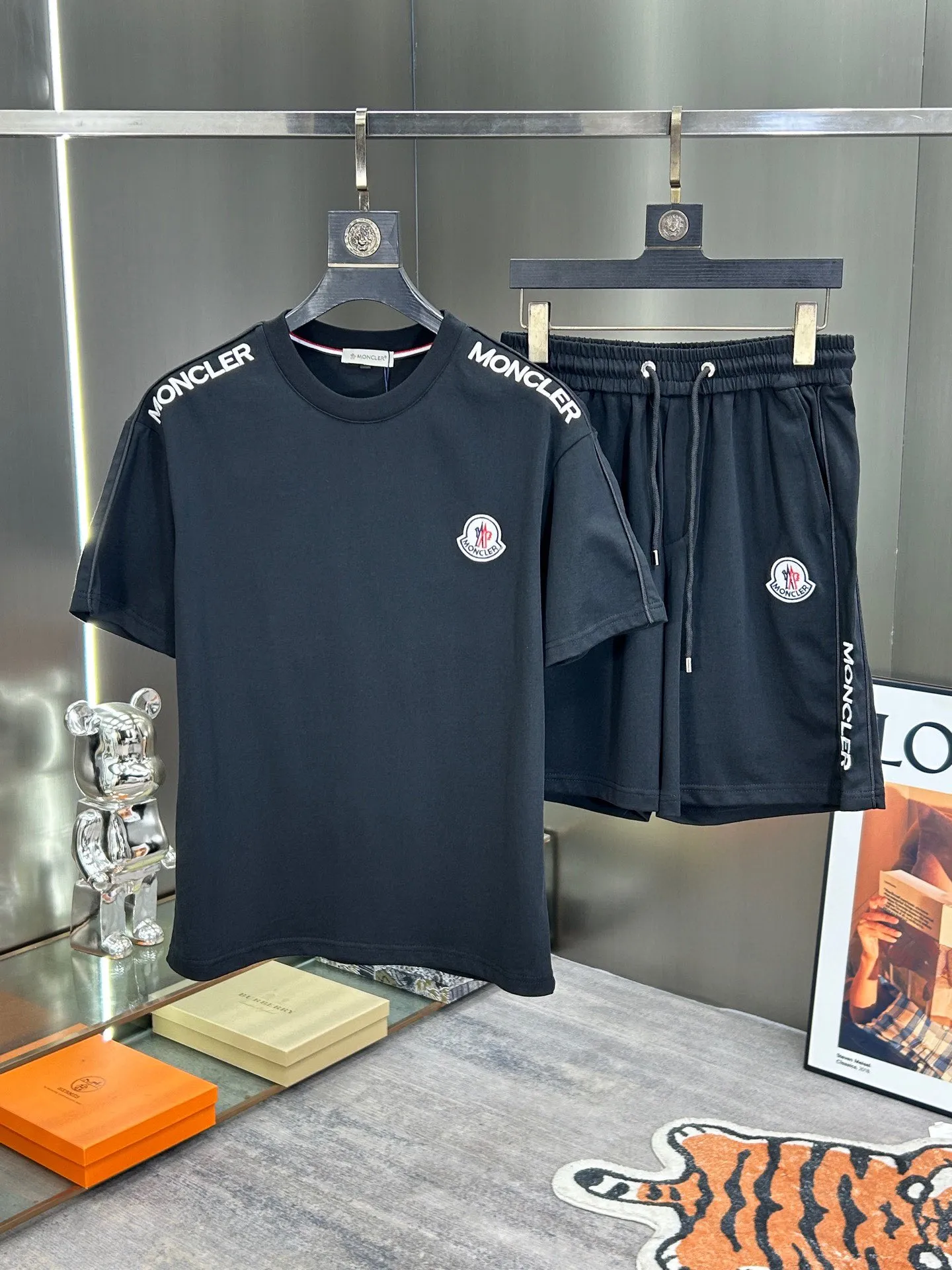 P560 Brand [MONCLER Mouth Covered] 2025 round neck short-sleeved shorts suit. The pure cotton fabric upper body will not be stuffy, the smooth and comfortable skin-friendly effect is more breathable, the fabric has its own texture, classic logo technology, a new interpretation from a unique angle, the first choice for fashion and versatility! Size: M-3XL (maximum wear: 190 pounds)