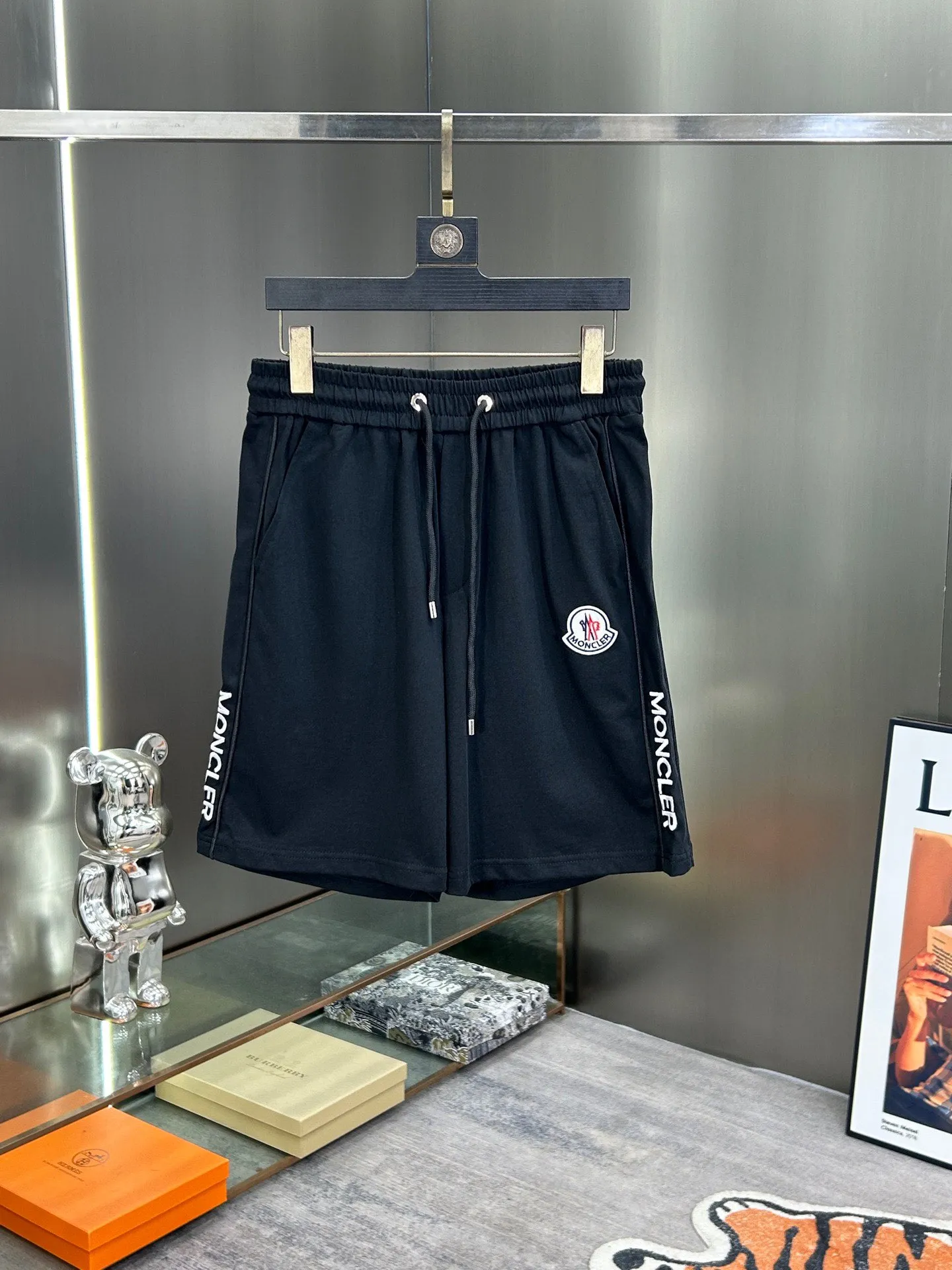 P560 Brand [MONCLER Mouth Covered] 2025 round neck short-sleeved shorts suit. The pure cotton fabric upper body will not be stuffy, the smooth and comfortable skin-friendly effect is more breathable, the fabric has its own texture, classic logo technology, a new interpretation from a unique angle, the first choice for fashion and versatility! Size: M-3XL (maximum wear: 190 pounds)