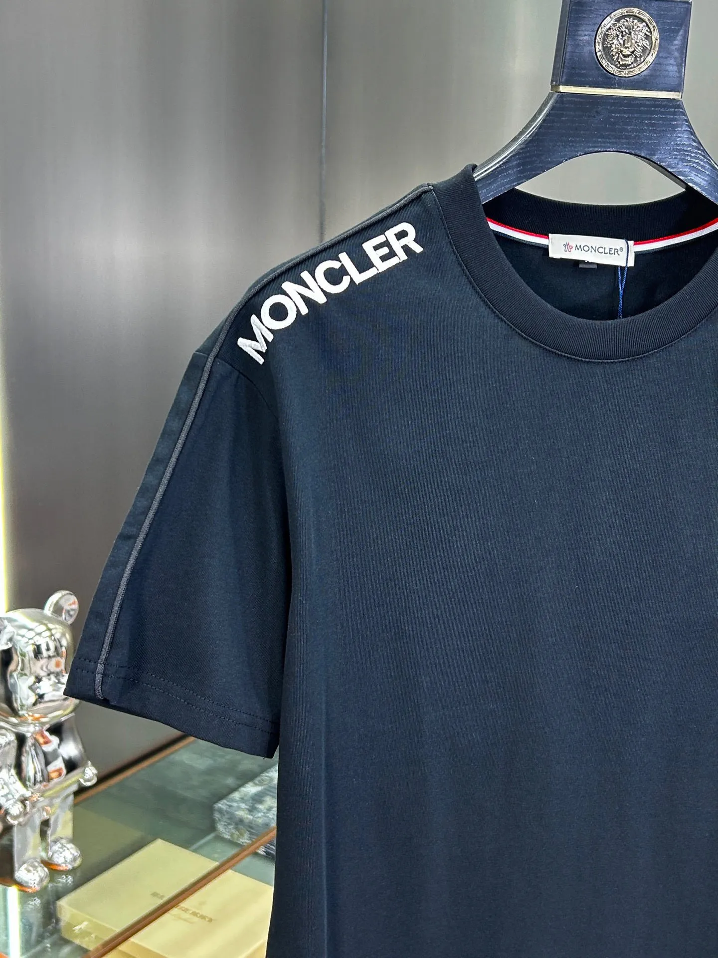 P560 Brand [MONCLER Mouth Covered] 2025 round neck short-sleeved shorts suit. The pure cotton fabric upper body will not be stuffy, the smooth and comfortable skin-friendly effect is more breathable, the fabric has its own texture, classic logo technology, a new interpretation from a unique angle, the first choice for fashion and versatility! Size: M-3XL (maximum wear: 190 pounds)