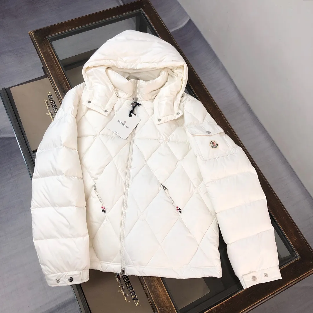 P880 🆕🆕🆕🔥Moncler Averole short men’s diamond check down jacket jacket! Premium duck down filling! Original factory matching hardware ~ The Averole men's short down jacket features an eye-catching stitching pattern that combines diamond quilted yoke and rectangular quilted body. complement each other. Made from stretch nylon and features a removable hood, pockets and two-way zip fly. Made of elastic nylon fabric, elastic nylon lining, detachable and adjustable hood with snap buttons and drawstring, diamond quilted yoke, snap button adjustment on the cuffs, sleeve arm flap pockets wool felt logo badge, highly recommended 🤩 Color: Black White Size: 1-2-3-4-5 (please state your height and weight when placing an order)