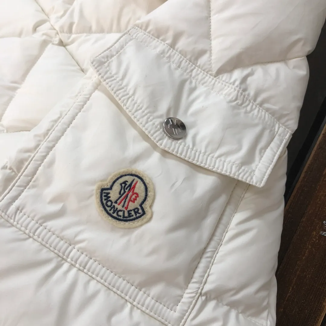 P880 🆕🆕🆕🔥Moncler Averole short men’s diamond check down jacket jacket! Premium duck down filling! Original factory matching hardware ~ The Averole men's short down jacket features an eye-catching stitching pattern that combines diamond quilted yoke and rectangular quilted body. complement each other. Made from stretch nylon and features a removable hood, pockets and two-way zip fly. Made of elastic nylon fabric, elastic nylon lining, detachable and adjustable hood with snap buttons and drawstring, diamond quilted yoke, snap button adjustment on the cuffs, sleeve arm flap pockets wool felt logo badge, highly recommended 🤩 Color: Black White Size: 1-2-3-4-5 (please state your height and weight when placing an order)
