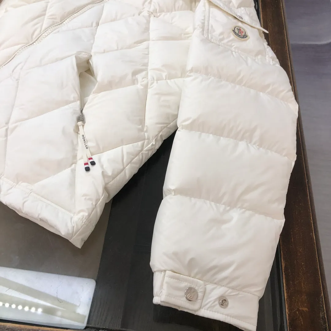 P880 🆕🆕🆕🔥Moncler Averole short men’s diamond check down jacket jacket! Premium duck down filling! Original factory matching hardware ~ The Averole men's short down jacket features an eye-catching stitching pattern that combines diamond quilted yoke and rectangular quilted body. complement each other. Made from stretch nylon and features a removable hood, pockets and two-way zip fly. Made of elastic nylon fabric, elastic nylon lining, detachable and adjustable hood with snap buttons and drawstring, diamond quilted yoke, snap button adjustment on the cuffs, sleeve arm flap pockets wool felt logo badge, highly recommended 🤩 Color: Black White Size: 1-2-3-4-5 (please state your height and weight when placing an order)