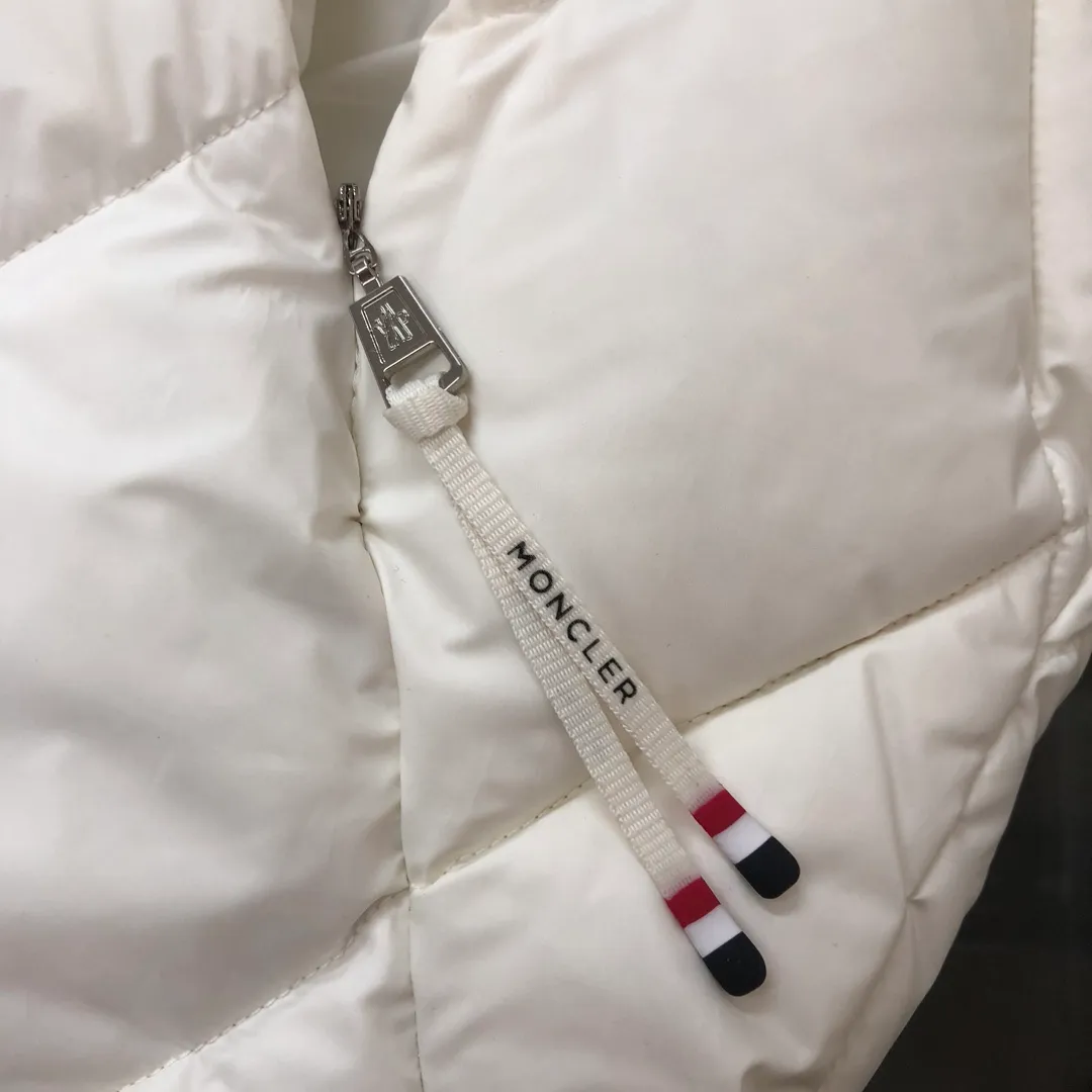 P880 🆕🆕🆕🔥Moncler Averole short men’s diamond check down jacket jacket! Premium duck down filling! Original factory matching hardware ~ The Averole men's short down jacket features an eye-catching stitching pattern that combines diamond quilted yoke and rectangular quilted body. complement each other. Made from stretch nylon and features a removable hood, pockets and two-way zip fly. Made of elastic nylon fabric, elastic nylon lining, detachable and adjustable hood with snap buttons and drawstring, diamond quilted yoke, snap button adjustment on the cuffs, sleeve arm flap pockets wool felt logo badge, highly recommended 🤩 Color: Black White Size: 1-2-3-4-5 (please state your height and weight when placing an order)