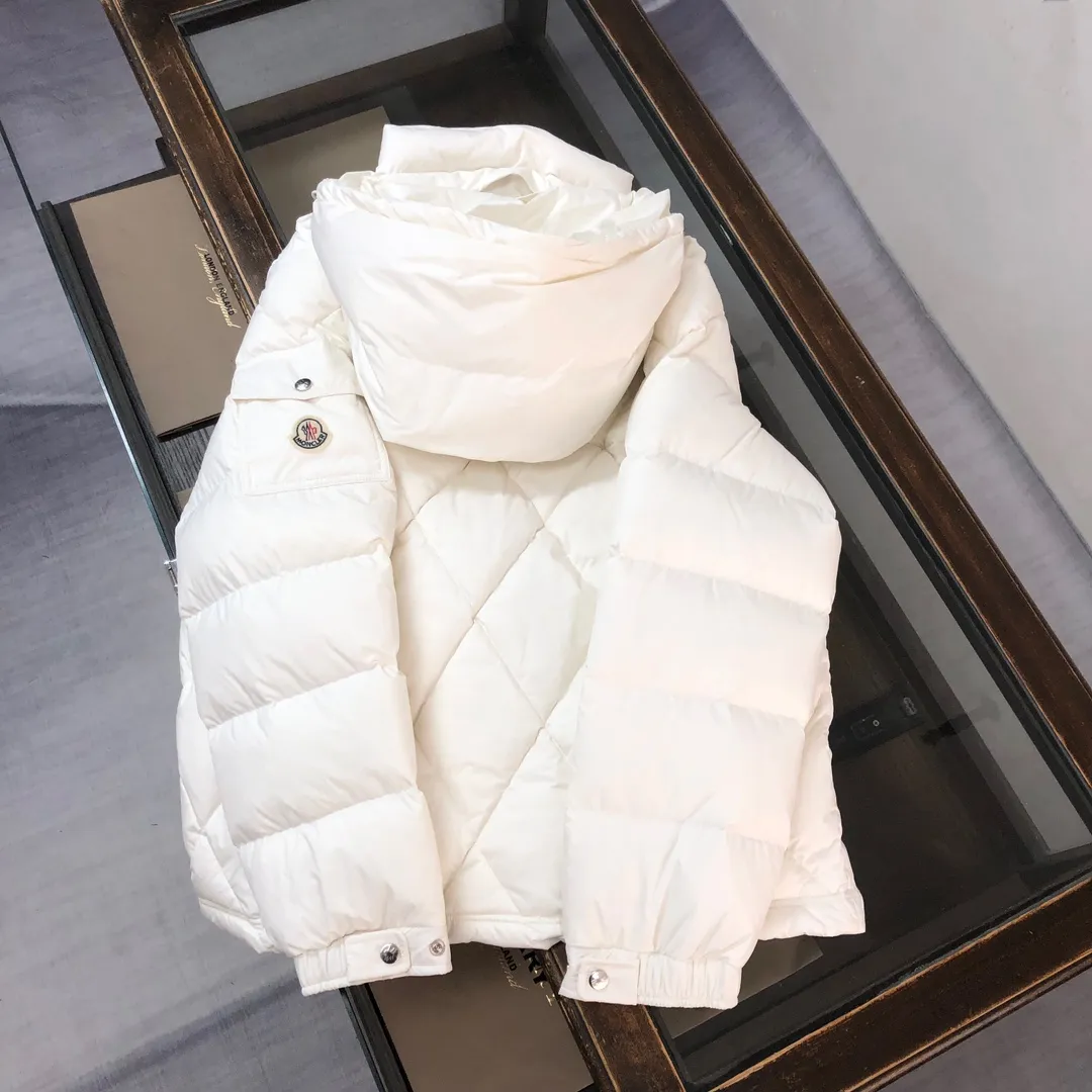 P880 🆕🆕🆕🔥Moncler Averole short men’s diamond check down jacket jacket! Premium duck down filling! Original factory matching hardware ~ The Averole men's short down jacket features an eye-catching stitching pattern that combines diamond quilted yoke and rectangular quilted body. complement each other. Made from stretch nylon and features a removable hood, pockets and two-way zip fly. Made of elastic nylon fabric, elastic nylon lining, detachable and adjustable hood with snap buttons and drawstring, diamond quilted yoke, snap button adjustment on the cuffs, sleeve arm flap pockets wool felt logo badge, highly recommended 🤩 Color: Black White Size: 1-2-3-4-5 (please state your height and weight when placing an order)