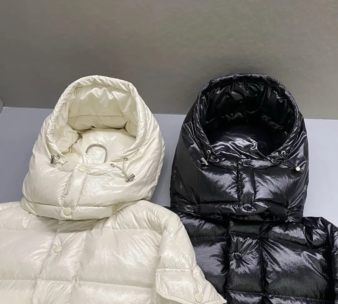 P510 Moncler/Moncler 70th Anniversary Maya Snow Down Jacket is a classic model displayed at the counter. It is equipped with timeless attributes, the most reliable wrapping and the most practical... It is made of polyester high-gloss lacquered silk nylon material imported from Japan. Compared with the previous nylon products, it is much thicker. The same color lining is a perfect combination. The overall tone is outstanding. It is light, comfortable and anti-adsorption, anti-static and locks down velvet. The excellent performance indicators make the cold winter full of vitality and warmth. Lightweight and warm to keep out the cold. The fluffy texture falls on the hand and looks like an inflatable bread🍞. The 70th anniversary commemorative badge decoration of felt embroidery on the sleeves and arms🉑️Detachable wind hood design, you are not afraid of the cold wind and still full of vitality. Color/off-white black