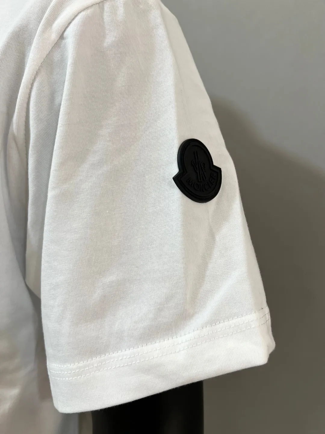 P150 new mask MONCLER, short-sleeved with official printing, details match the official version, logo size is strictly controlled, size standard, details synchronized with the official/white and black label /Black apricot beige logo; soft rubber black label on the side sleeves, details are in place, made of 240g double yarn 100% cotton fabric, imported woven thread, collar bone is not easy to deform, factory high temperature washing process, the fabric is soft and breathable, does not shrink, NCF wash mark identification, details are in place and the upper body is good-looking, European size version, loose and suitable, color: black, white, size XS
