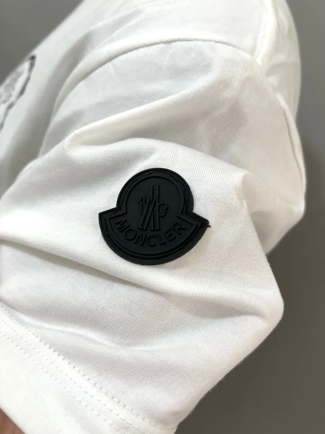 P150 new mask MONCLER, short-sleeved with official printing, details match the official version, logo size is strictly controlled, size standard, details synchronized with the official/white and black label /Black apricot beige logo; soft rubber black label on the side sleeves, details are in place, made of 240g double yarn 100% cotton fabric, imported woven thread, collar bone is not easy to deform, factory high temperature washing process, the fabric is soft and breathable, does not shrink, NCF wash mark identification, details are in place and the upper body is good-looking, European size version, loose and suitable, color: black, white, size XS