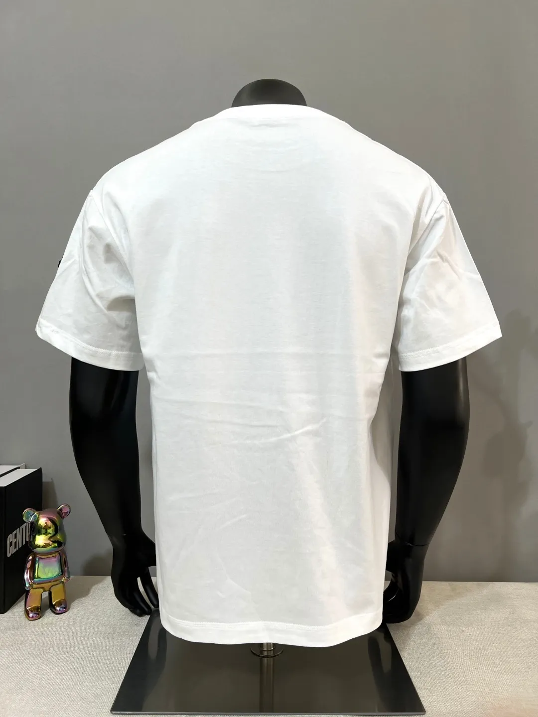 P150 new mask MONCLER, short-sleeved with official printing, details match the official version, logo size is strictly controlled, size standard, details synchronized with the official/white and black label /Black apricot beige logo; soft rubber black label on the side sleeves, details are in place, made of 240g double yarn 100% cotton fabric, imported woven thread, collar bone is not easy to deform, factory high temperature washing process, the fabric is soft and breathable, does not shrink, NCF wash mark identification, details are in place and the upper body is good-looking, European size version, loose and suitable, color: black, white, size XS