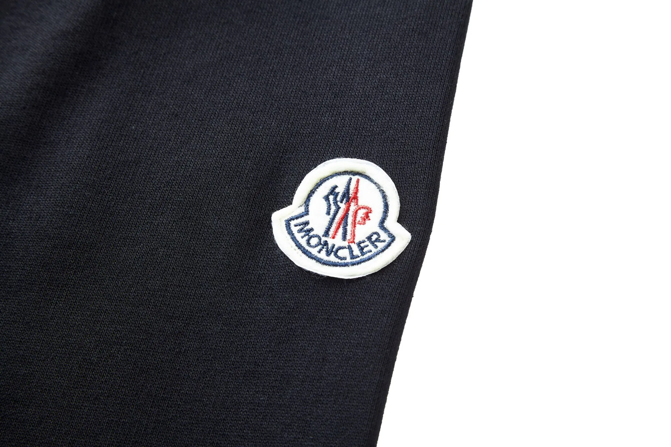 P330 MONCLER embroidered flower logo sweatshirt Fabric: Made of 380g double-strand pure cotton terry. Fabric: Thread with 1*1 double yarn thread. Matching dyeing in the same vat.  Technology: The embroidery adopts 3D three-dimensional embroidery technology, and the original computer scan and print is restored 1:1. There is a brand logo icon in the middle of the flower, as well as MONCLER embroidery.  This cotton-blend sweatshirt is inspired by Grenoble's coat of arms and features a floral logo patch. Pair with matching T-shirt and shorts for a casual ensemble. Round neck made of cotton and modal blended fleece fabric Embroidered flower logo patch Accessories: Customized 1:1 washed logo Craftsmanship: Customized 1:1 embroidered armband Craftsmanship: Customized 1:1 flower embroidery Size: S-M-L-XL Color: Black