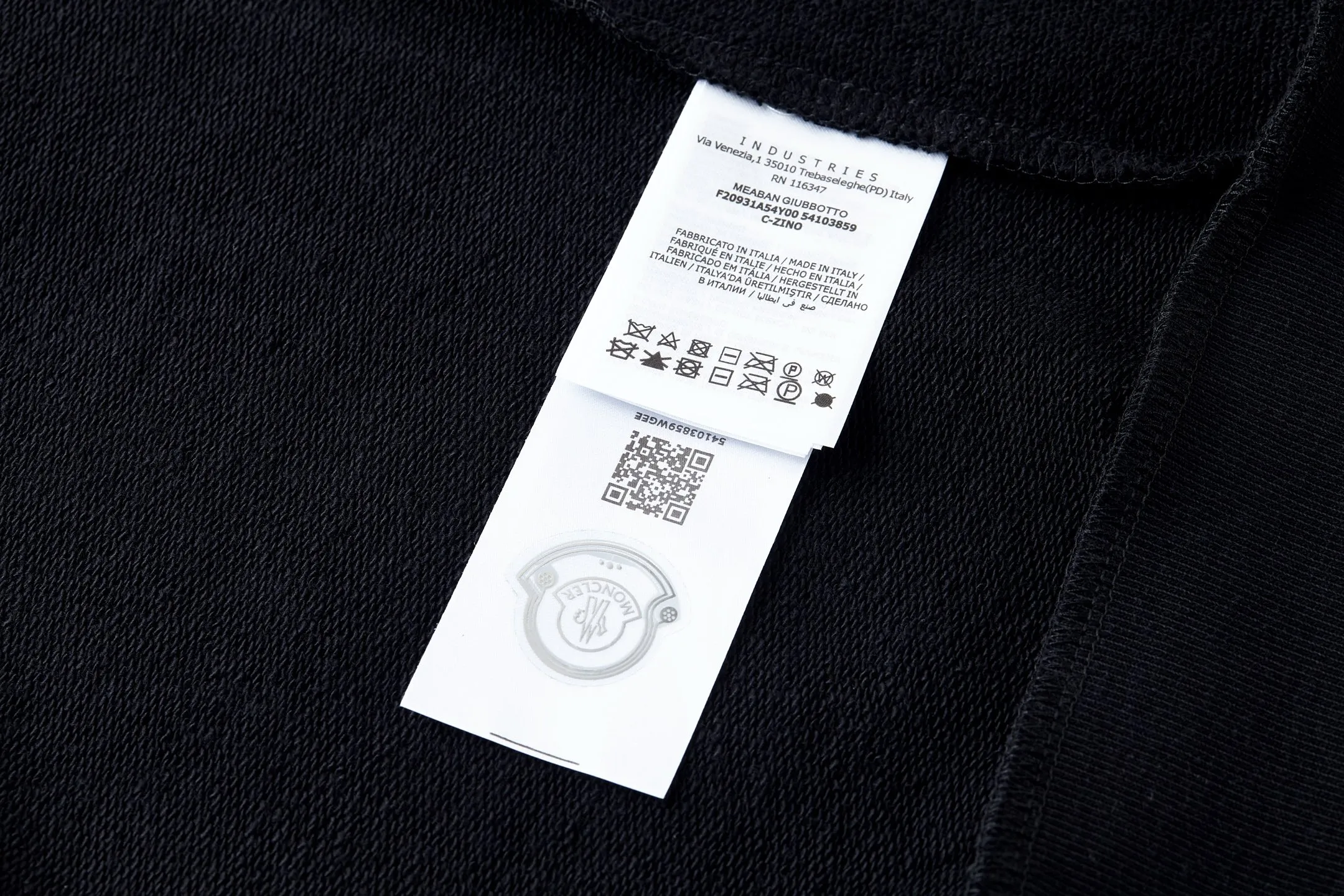 P330 MONCLER embroidered flower logo sweatshirt Fabric: Made of 380g double-strand pure cotton terry. Fabric: Thread with 1*1 double yarn thread. Matching dyeing in the same vat.  Technology: The embroidery adopts 3D three-dimensional embroidery technology, and the original computer scan and print is restored 1:1. There is a brand logo icon in the middle of the flower, as well as MONCLER embroidery.  This cotton-blend sweatshirt is inspired by Grenoble's coat of arms and features a floral logo patch. Pair with matching T-shirt and shorts for a casual ensemble. Round neck made of cotton and modal blended fleece fabric Embroidered flower logo patch Accessories: Customized 1:1 washed logo Craftsmanship: Customized 1:1 embroidered armband Craftsmanship: Customized 1:1 flower embroidery Size: S-M-L-XL Color: Black