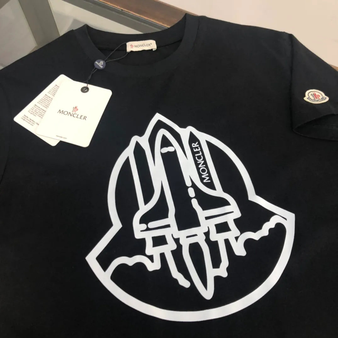 P150 Moncler new men's round neck short-sleeved T-shirt counter 25 spring and summer new products, high quality 🔥🔥Fashionable and versatile, customized imported fabrics, comfortable to wear, breathable, fashionable without losing personality, the upper body is casual and casual, handsome and stylish, showing the temperament of a big brand. Complete with three standards Color: Black White Size: S-XL (loose fit)