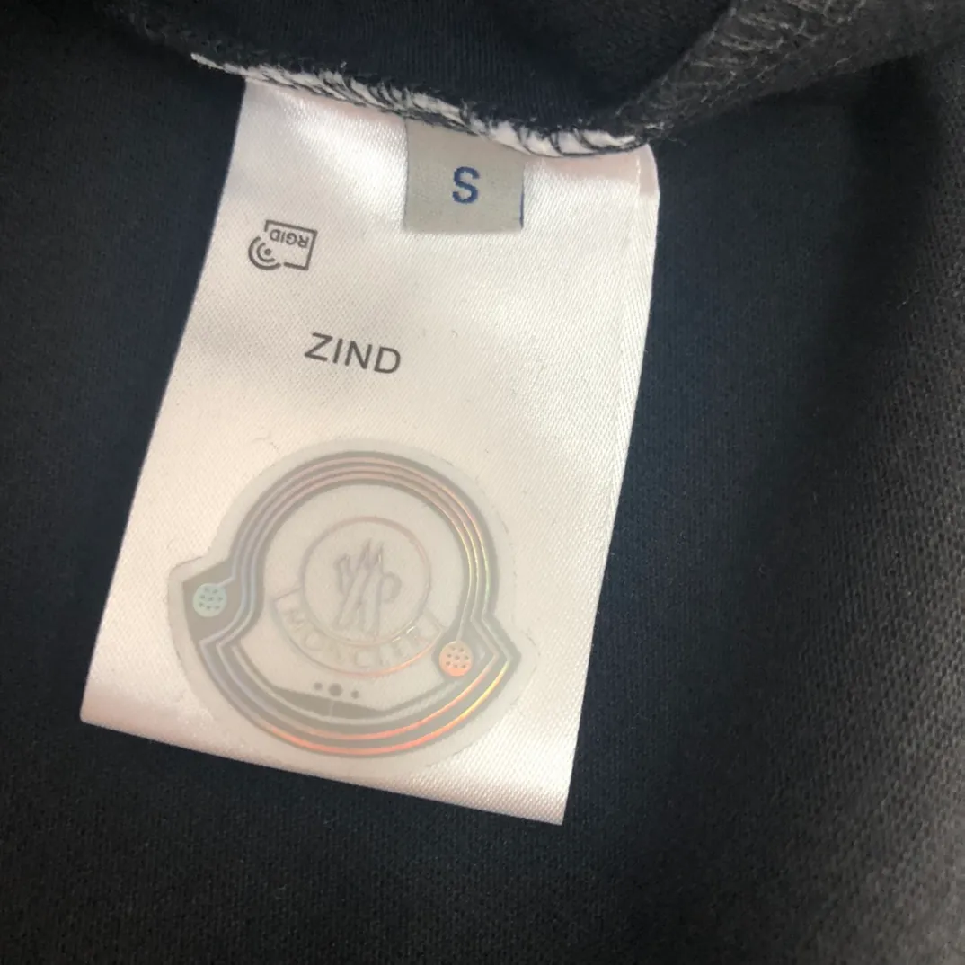 P150 Moncler new men's round neck short-sleeved T-shirt counter 25 spring and summer new products, high quality 🔥🔥Fashionable and versatile, customized imported fabrics, comfortable to wear, breathable, fashionable without losing personality, the upper body is casual and casual, handsome and stylish, showing the temperament of a big brand. Complete with three standards Color: Black White Size: S-XL (loose fit)