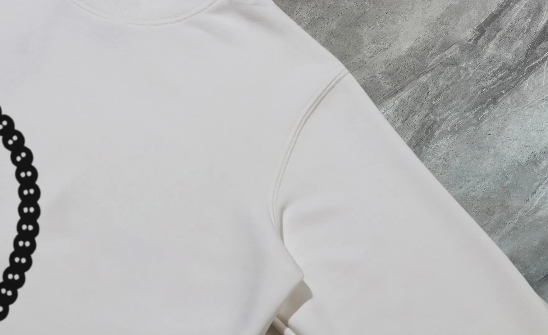 P210 High-version sweatshirt) [Long-term stock] 〖𝐌𝐎𝐍𝐂𝐋𝐄𝐑~Mask〗 Made of 440g heavy-weight fabric. It is different from the market currency. It can be matched with any variety and is properly handsome. 😎The whole dress is made of double waistcoats. The double waistcoats make the whole dress more three-dimensional. Not ordinary factories can do such fine work. 2025 Spring runway version of the T stage, on sale at the counter, round neck terry sweatshirt, high-end double-strand pure cotton, custom-made stretch ribs, dyed in the same vat, complete with three standards, matched with exquisite embroidered LOGO on the chest, simple and advanced, same style for men and women. Color: black, apricot, white, size: S M L XL 2XL