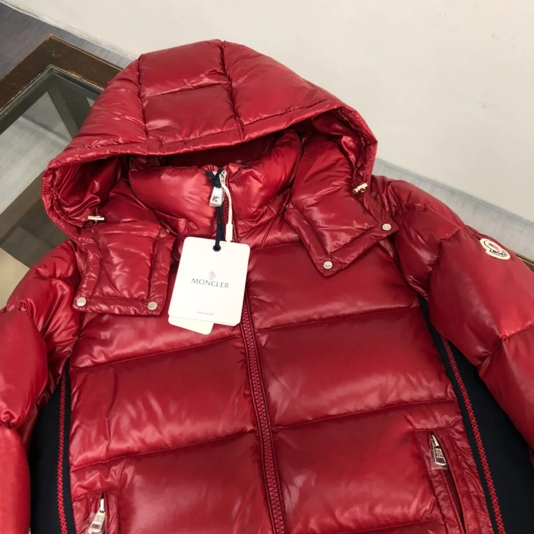 P920 - Mon*ler/Mongoose New Gla Down Jacket is on sale at the counter. The classic tailoring design will never go out of style. It is a must-have "bread jacket" style in autumn and winter. The belief in sticking to the cold winter comes from the confidence it gives you. It not only meets the needs of extreme natural environments but also meets the living standards of metropolitan areas! High-performance styling comes from the essence of Glacier, ❄️Purchase level Moncler Lunetiere's new style of contrasting hooded down jacket is available for both men and women. It is a thickened goose down jacket and is the most valued style. Another evergreen model, a big hit. 90% duck down filling ensures the fluffiness and warmth of the down jacket. Custom zipper webbing, molded custom zipper. The contrasting color lining makes the whole outfit refreshing, and Yuhuang deserves it. A must-have style, highly recommended. Color: Black Red Size: 1-2-3-4-5 (M～3xl)