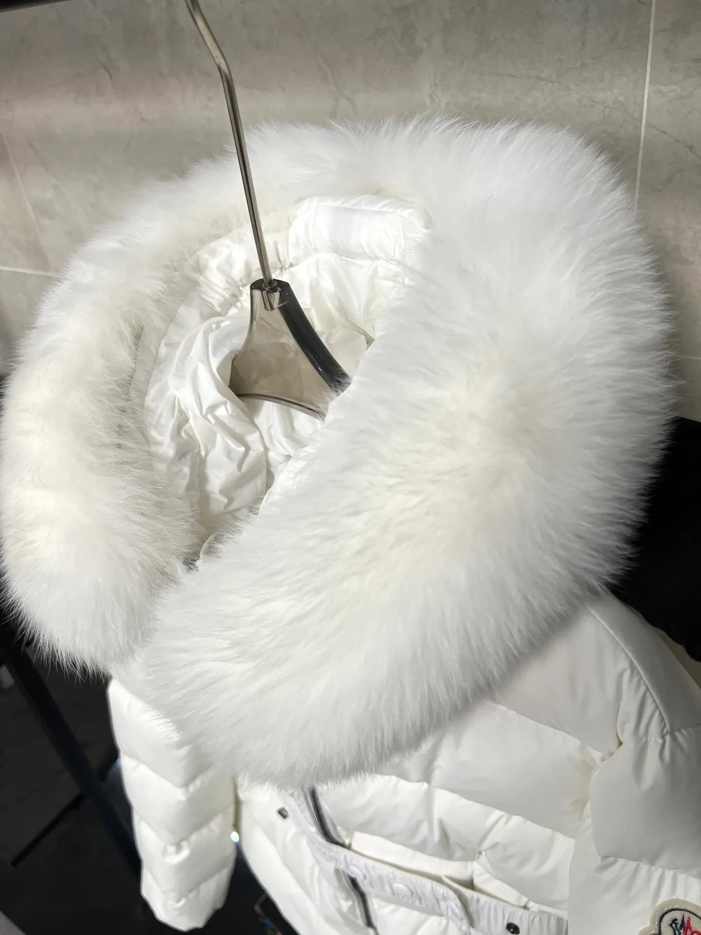 P1040 Moncler's new fur collar hooded waisted down jacket. The slim cut highlights the fluffy temperament of this down jacket. It is light and neat without any bloat. The fur collar at the neck is very textured. It is super slim and reduces your age. It is both warm and fashionable. It is definitely a versatile and unmistakable warm weapon for daily outings. Size: 1234