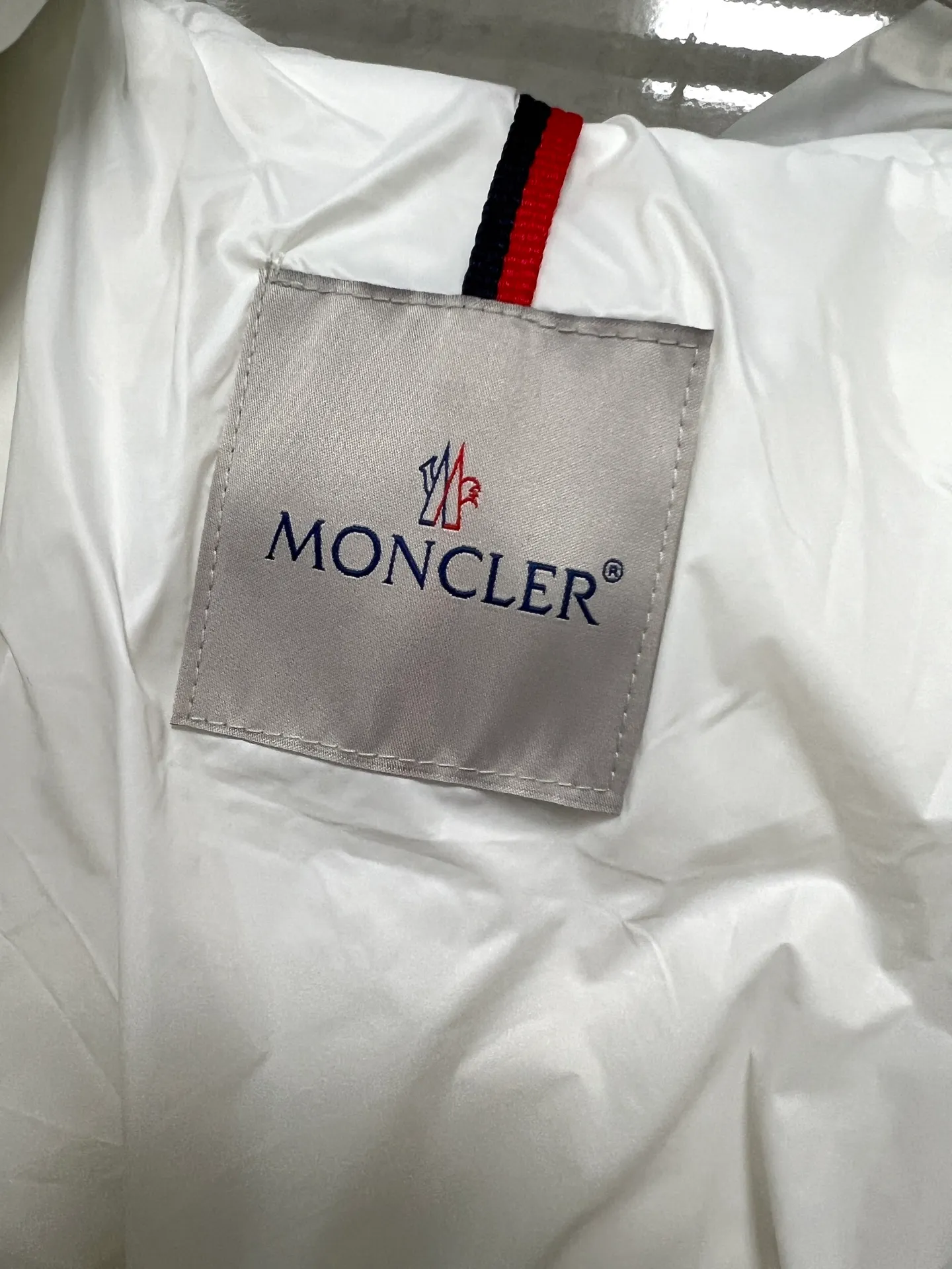 P1040 Moncler's new fur collar hooded waisted down jacket. The slim cut highlights the fluffy temperament of this down jacket. It is light and neat without any bloat. The fur collar at the neck is very textured. It is super slim and reduces your age. It is both warm and fashionable. It is definitely a versatile and unmistakable warm weapon for daily outings. Size: 1234