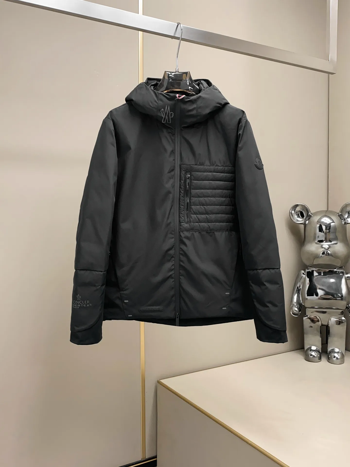 P1300 moncler25 new men's spandex functional ultra-lightweight white down jacket, functional and lightweight down jacket, produced by Yuhuang M, is a thin hooded jacket. The overall style is a minimalist hooded style. The brim, cuffs and hem are all wrapped with webbing. The webbing in the same color as the body has slight elasticity, which increases comfort when wearing. The hem and cuffs are slightly gathered to the right size. The elastic webbing added to the brim is very beautiful when worn. It can wrap the head better and fit the contours of the face without the need for additional drawstring adjustments. It has a certain wind resistance when the zipper fly is fully pulled. Even during normal running or riding, the cap body can fit perfectly on the head and will not be blown away in dynamic situations. The hem pockets have a draped and deconstructed design, and the snap-flap pockets and waterproof zipper pockets are superimposed, providing sufficient storage space. The inside of the zipper pocket is made of warm suede lining, and the fly zipper is also treated with thick glue for waterproofing, so it feels functional. The nylon fiber with ultra-fine woven texture and 20% spandex content gives the cloth excellent lateral elasticity and resilience. The fiber structure is stable, not easy to wrinkle, and easy to care for. The lining is 100% nylon, shiny nylon fiber, and the lining is filled with 90% white duck down and 10% feathers. Color: black green khaki G9002 size data reference: Size 0: shoulder width 48cm-bust 114cm-shirt length 69cm-sleeve length 66cm Size 1: shoulder width 49cm-chest 118cm-shirt length 70cm-sleeve length 67cm Size 2: shoulder width 50cm-chest 122cm-shirt length 71cm-sleeve length 68cm 3 Size: Shoulder width 51cm - Bust 126cm - Clothing length 72cm - Sleeve length 69cm Size 4: Shoulder width 52cm - Bust 130cm - Clothing length 73cm - Sleeve length 70cm