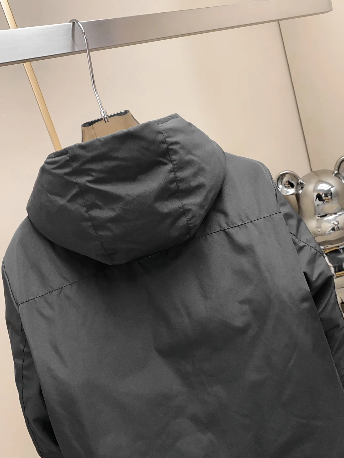 P1300 moncler25 new men's spandex functional ultra-lightweight white down jacket, functional and lightweight down jacket, produced by Yuhuang M, is a thin hooded jacket. The overall style is a minimalist hooded style. The brim, cuffs and hem are all wrapped with webbing. The webbing in the same color as the body has slight elasticity, which increases comfort when wearing. The hem and cuffs are slightly gathered to the right size. The elastic webbing added to the brim is very beautiful when worn. It can wrap the head better and fit the contours of the face without the need for additional drawstring adjustments. It has a certain wind resistance when the zipper fly is fully pulled. Even during normal running or riding, the cap body can fit perfectly on the head and will not be blown away in dynamic situations. The hem pockets have a draped and deconstructed design, and the snap-flap pockets and waterproof zipper pockets are superimposed, providing sufficient storage space. The inside of the zipper pocket is made of warm suede lining, and the fly zipper is also treated with thick glue for waterproofing, so it feels functional. The nylon fiber with ultra-fine woven texture and 20% spandex content gives the cloth excellent lateral elasticity and resilience. The fiber structure is stable, not easy to wrinkle, and easy to care for. The lining is 100% nylon, shiny nylon fiber, and the lining is filled with 90% white duck down and 10% feathers. Color: black green khaki G9002 size data reference: Size 0: shoulder width 48cm-bust 114cm-shirt length 69cm-sleeve length 66cm Size 1: shoulder width 49cm-chest 118cm-shirt length 70cm-sleeve length 67cm Size 2: shoulder width 50cm-chest 122cm-shirt length 71cm-sleeve length 68cm 3 Size: Shoulder width 51cm - Bust 126cm - Clothing length 72cm - Sleeve length 69cm Size 4: Shoulder width 52cm - Bust 130cm - Clothing length 73cm - Sleeve length 70cm