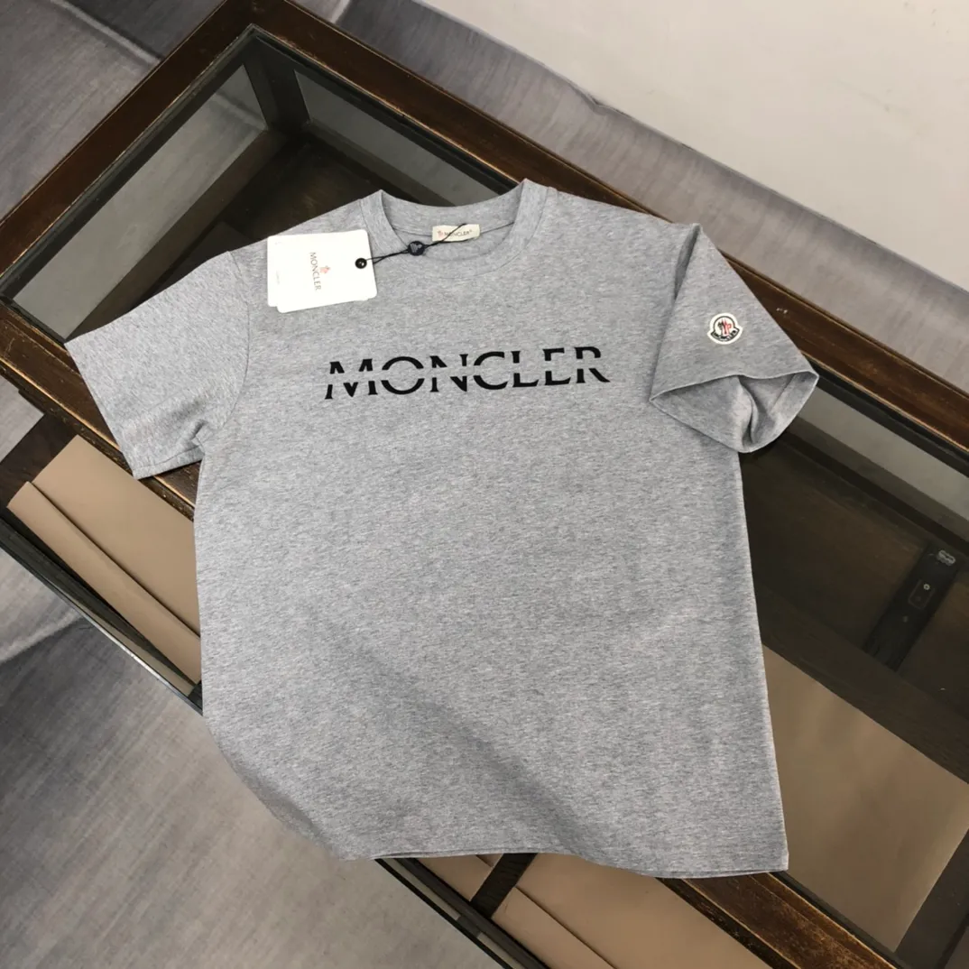P150 Moncler 2025 new men's round neck short-sleeved couple's T-shirt, new spring and summer product, high quality 🔥🔥Fashionable and versatile, customized imported fabrics, comfortable to wear, breathable, fashionable without losing personality, casual and casual upper body, handsome and stylish, showing the temperament of a big brand. All three standards are complete! ! Color: Black White Gray Royal Blue Size: S-XL (loose fit)