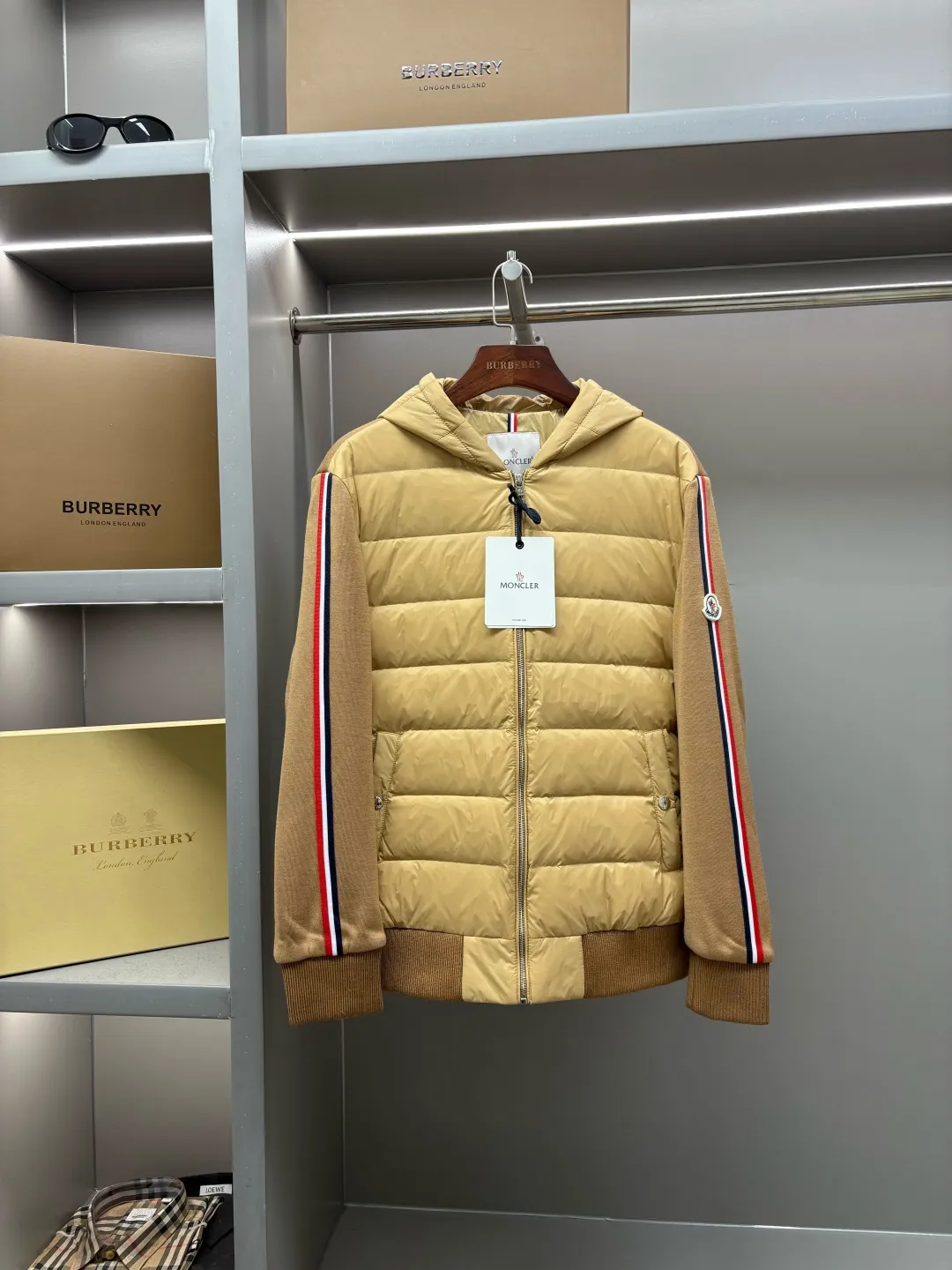 P790 Moncler's new cashmere knitted spliced down jacket [Moncler | The fusion of knitted feathers brings warmth to life] The knitted spliced hooded down jacket reshapes the winter wearing experience with an ingenious structure [Inspirational weaving, flexibility] ▪️Customized accessories at the counter, made one-to-one with the original version ▪️ Drawing on the aesthetics of BUREEKKY three-dimensional tailoring ▪️ Continuing Kathleen Hickman's hand-stitching philosophy When delicate knitting meets light down, the combination of strength and softness interprets the beauty of composite materials [warmth in the harsh winter, light and unbundled] ▫️ 800-fill white goose down, locking in every inch of body temperature ▫️ 5A-grade cashmere blended knit, skin-friendly, breathable and elastic ▫️ Zoned filling technology, enhanced warmth in key areas, soft fit in active areas [Ingenuity in details, unique style] → Hooded three-dimensional cut, fits the neck line, keeps the wind warm → Knitted shoulder splicing improves freedom of movement and says goodbye to tightness → Laser quilting and hand-stitching alternate, every step is marked by craftsmanship → Double-sided pockets, safe and practical without damaging the silhouette Code number: M-XXXL Color: Black Khaki