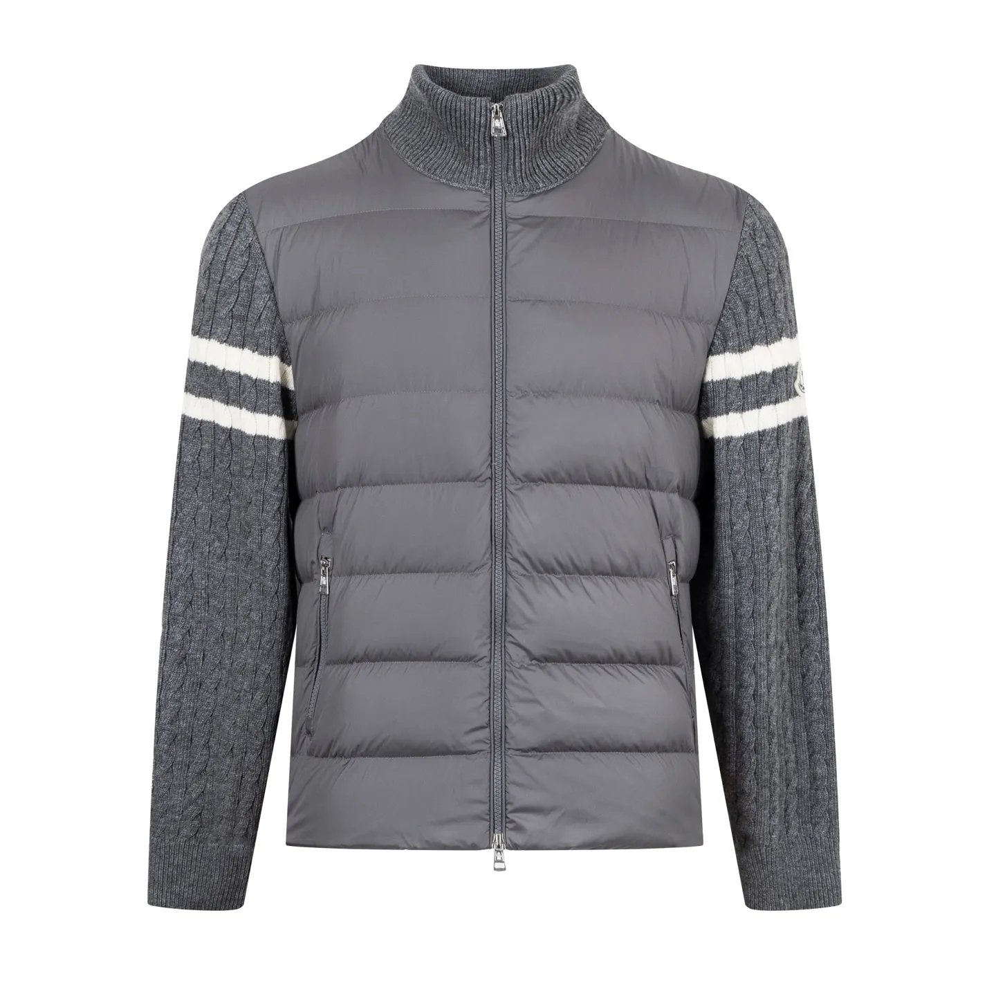 P800 Exclusively available] Moncler Wool Spliced ​​Down Jacket with Sleeves and Parallel Bars (Gray) A down jacket with a stunning design and great looks. Quality control allows you to buy it directly. This is a high-end product that you can’t go wrong with! The two white stripes paired with the sleeves make it a very handsome style. It is made of imported technical fabrics and is filled with 90% white duck down. The fabric texture and shape are exquisite. You can feel its strong aura through the detailed pictures. It also has superior handsomeness and warmth performance, and can be easily worn in various occasions! With polythermal insulation, you don’t have to worry about a little chill! The placket adopts a large-tooth zipper opening and closing design, which is both fashionable and functional. It not only highlights the shape but also keeps the sweater warm. The iconic logo on the sleeve arm makes the whole style more luxurious. Size:1/2/3/4