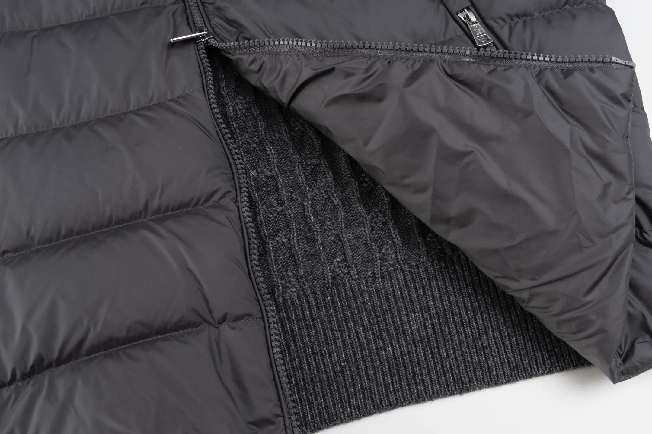P800 Exclusively available] Moncler Wool Spliced ​​Down Jacket with Sleeves and Parallel Bars (Gray) A down jacket with a stunning design and great looks. Quality control allows you to buy it directly. This is a high-end product that you can’t go wrong with! The two white stripes paired with the sleeves make it a very handsome style. It is made of imported technical fabrics and is filled with 90% white duck down. The fabric texture and shape are exquisite. You can feel its strong aura through the detailed pictures. It also has superior handsomeness and warmth performance, and can be easily worn in various occasions! With polythermal insulation, you don’t have to worry about a little chill! The placket adopts a large-tooth zipper opening and closing design, which is both fashionable and functional. It not only highlights the shape but also keeps the sweater warm. The iconic logo on the sleeve arm makes the whole style more luxurious. Size:1/2/3/4