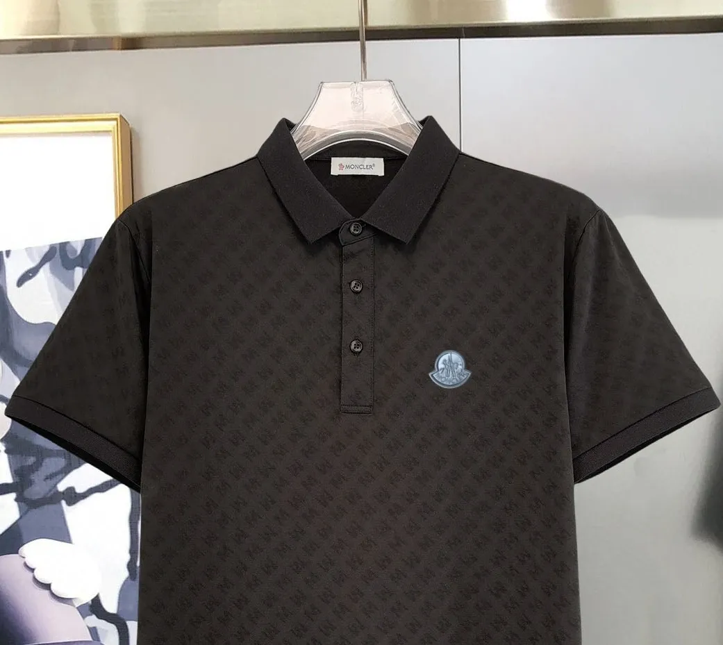 P210 Moncler 25 spring and summer top counter round neck short-sleeved T-shirt (complete with 3 labels) is made of imported Tencel cotton + jacquard fabric, original counter fabric, super brand recognition, high street and exquisite style, it will definitely become the best choice for high street appearances, short-sleeved T-shirt for couples. The fabric is light and refreshing, has a strong say in texture and comfort, has a delicate feel, is comfortable to wear, and has a good upper body effect. The mercerized cotton fabric has a very soft hand feel and the upper body is cool. This is the first time I have gotten such functional fabric in a long time. It is really good! It’s not a cheap style or material, you will definitely like it if you are trendy!  Made with the fusion of top elements, the upper body comfort is unparalleled. It can be said that it is a must-have in summer, and it is more fashionable and can easily create a fashionable outfit. It interprets your luxury and taste and creates your fashionable charm. Fashionable round neck chest T-shirt This T-shirt has exquisite craftsmanship and full design sense! The matching is trendy and stylish! This must-have item has an elegant upper body, looks good both inside and outside, and combines fashion and comfort. It looks like a basic couple’s T-shirt, but it’s actually not. It can be worn alone. It’s no problem to wear it in one piece for all seasons. The product is really, really good! It comes from the original factory. There are not many pieces that you can count on your fingers. Whether you can own it depends on your hand speed. It is flat and snug and not easy to deform. The brand logo remains the same, creating an alternative luxury fashion atmosphere and becoming a new concept emerging in 2025. Available in two colors: white and black. Size: M L XL 2XL 3XL