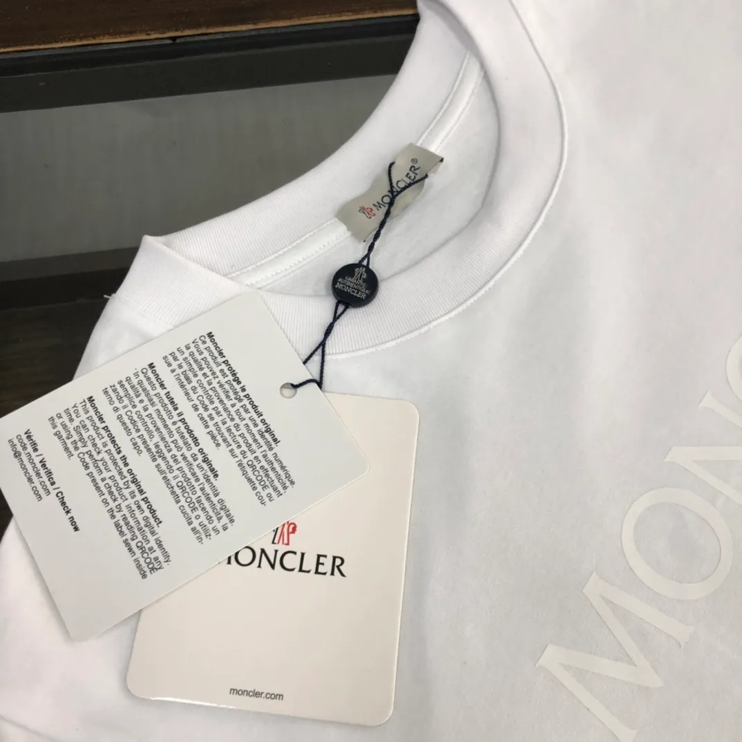 P170 Moncler 2023 new men's round neck short-sleeved couple T-shirt, new spring and summer product, high quality 🔥🔥Fashionable and versatile, customized imported fabrics, comfortable to wear, breathable, fashionable without losing personality, casual and casual upper body, handsome and stylish, showing the temperament of a big brand. All three standards are complete! ! Color: black white Size: S-XL (loose fit)