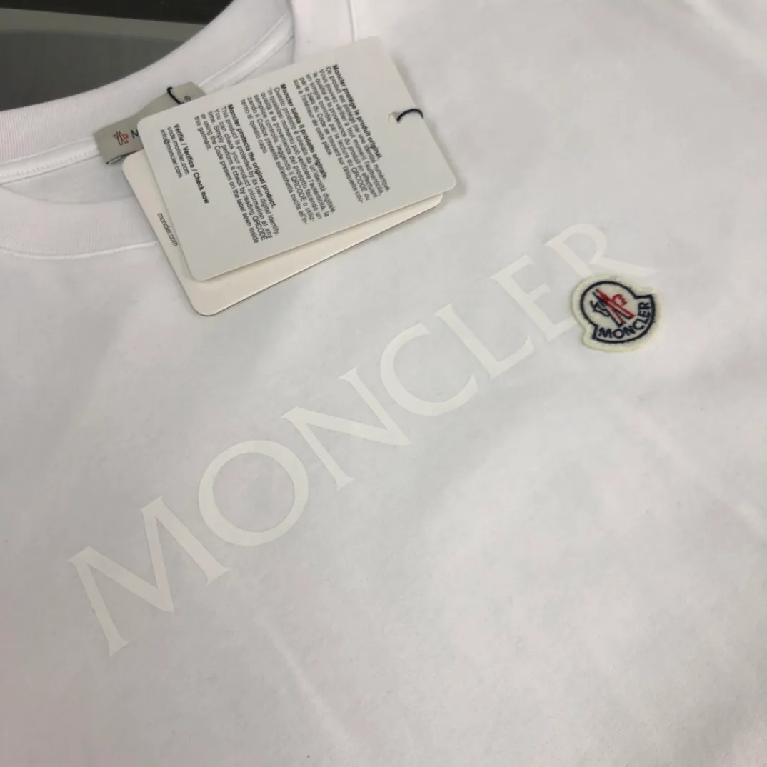 P170 Moncler 2023 new men's round neck short-sleeved couple T-shirt, new spring and summer product, high quality 🔥🔥Fashionable and versatile, customized imported fabrics, comfortable to wear, breathable, fashionable without losing personality, casual and casual upper body, handsome and stylish, showing the temperament of a big brand. All three standards are complete! ! Color: black white Size: S-XL (loose fit)
