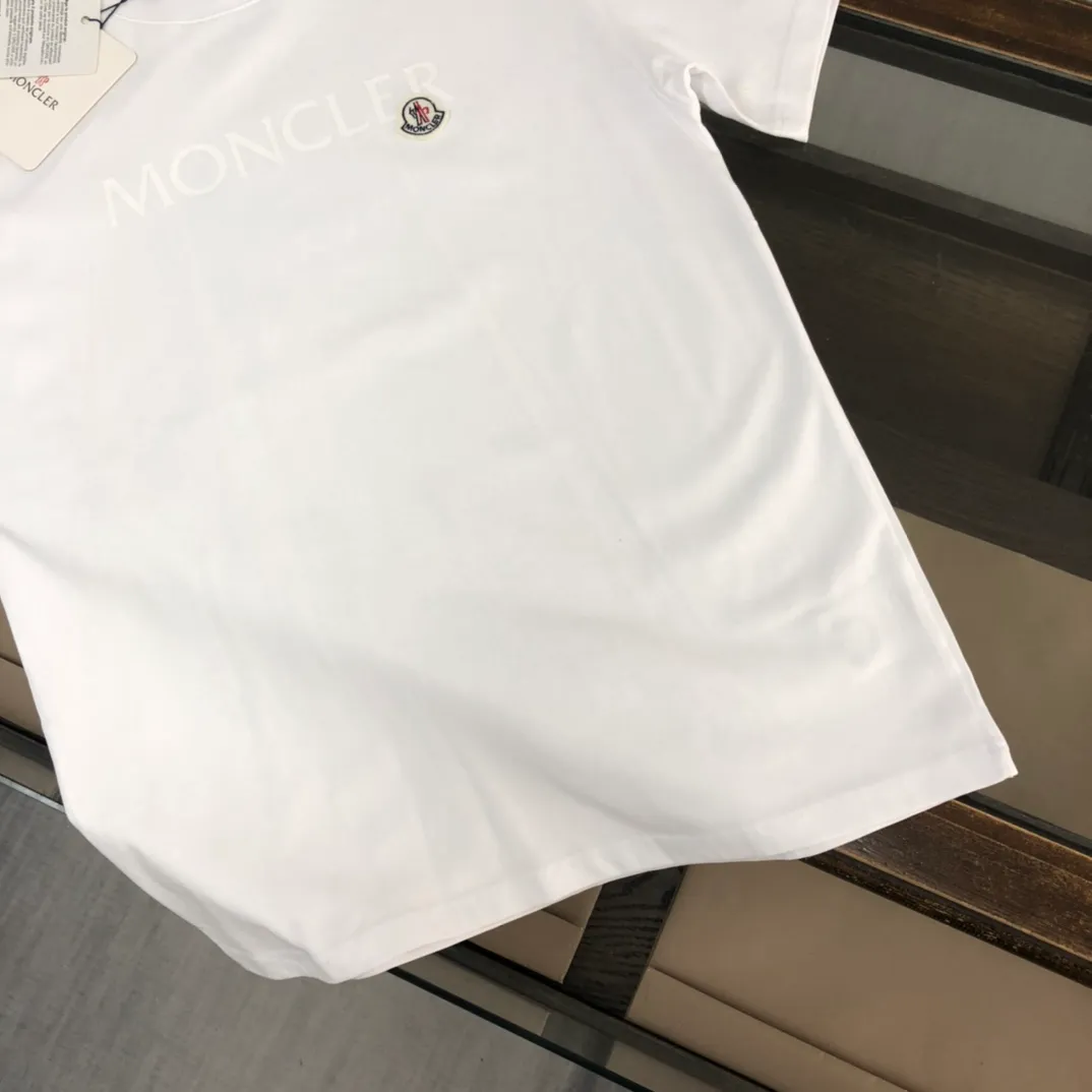 P170 Moncler 2023 new men's round neck short-sleeved couple T-shirt, new spring and summer product, high quality 🔥🔥Fashionable and versatile, customized imported fabrics, comfortable to wear, breathable, fashionable without losing personality, casual and casual upper body, handsome and stylish, showing the temperament of a big brand. All three standards are complete! ! Color: black white Size: S-XL (loose fit)