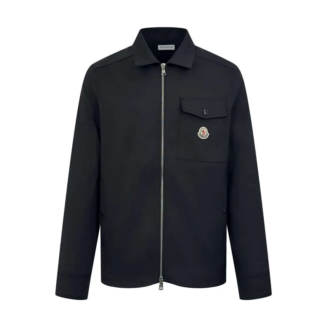 P480 White background picture] Moncler/mask logo zipper shirt jacket [Ready stock] S M L Outline the most moving fashion picture. Imported special machine infrared is used to position the "Moncler logo embroidery". The position is more accurate and strong. Template machine opens the bag. The preset template guides the position of the bag. The shape and size. The accuracy ensures the quality of the bag opening effect. The fabrics have been washed and have a better hand feel. Not easy to deform, not easy to shrink, not easy to fade. Maintain long-term beauty and loose fit.