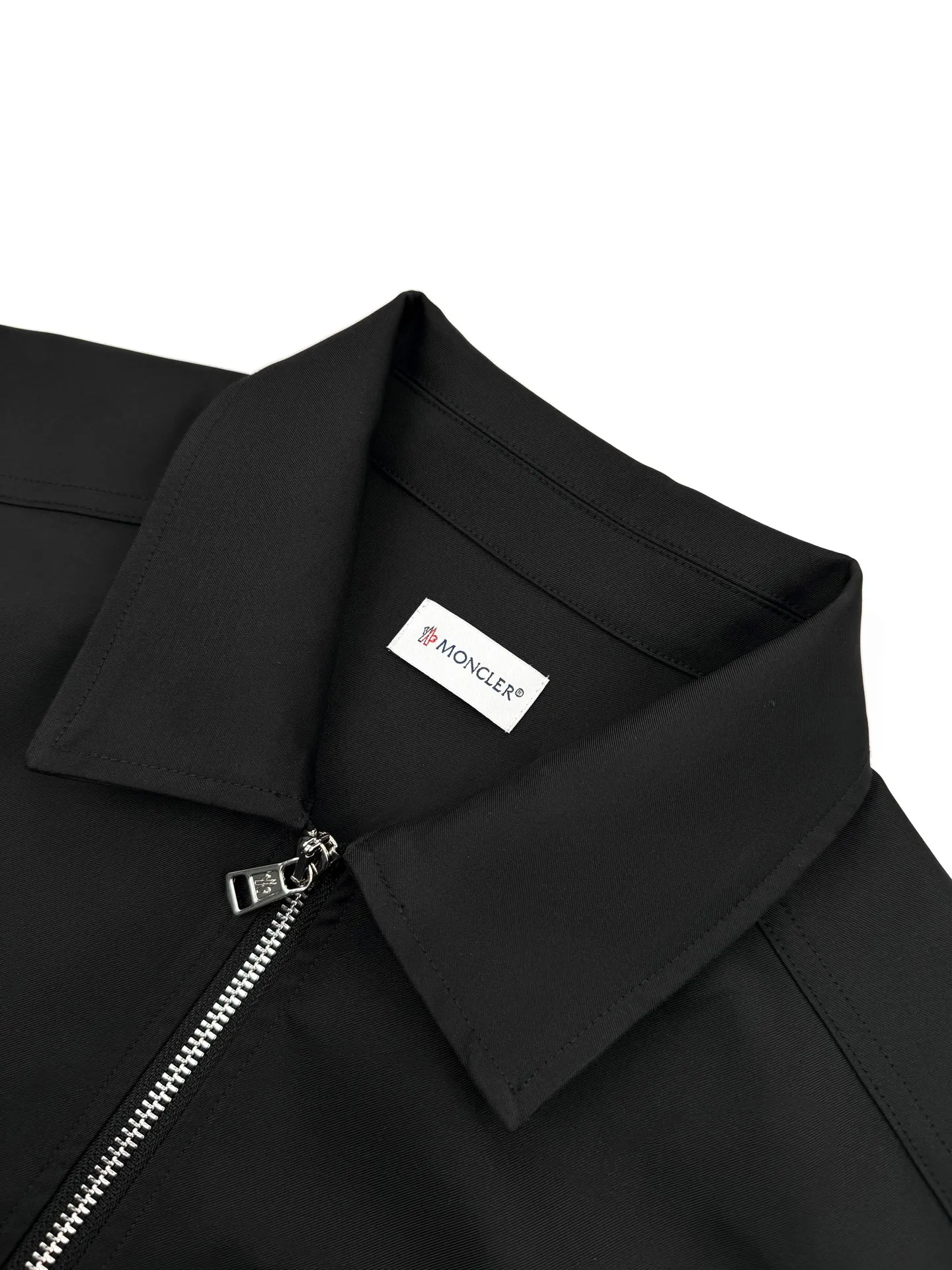 P480 White background picture] Moncler/mask logo zipper shirt jacket [Ready stock] S M L Outline the most moving fashion picture. Imported special machine infrared is used to position the "Moncler logo embroidery". The position is more accurate and strong. Template machine opens the bag. The preset template guides the position of the bag. The shape and size. The accuracy ensures the quality of the bag opening effect. The fabrics have been washed and have a better hand feel. Not easy to deform, not easy to shrink, not easy to fade. Maintain long-term beauty and loose fit.