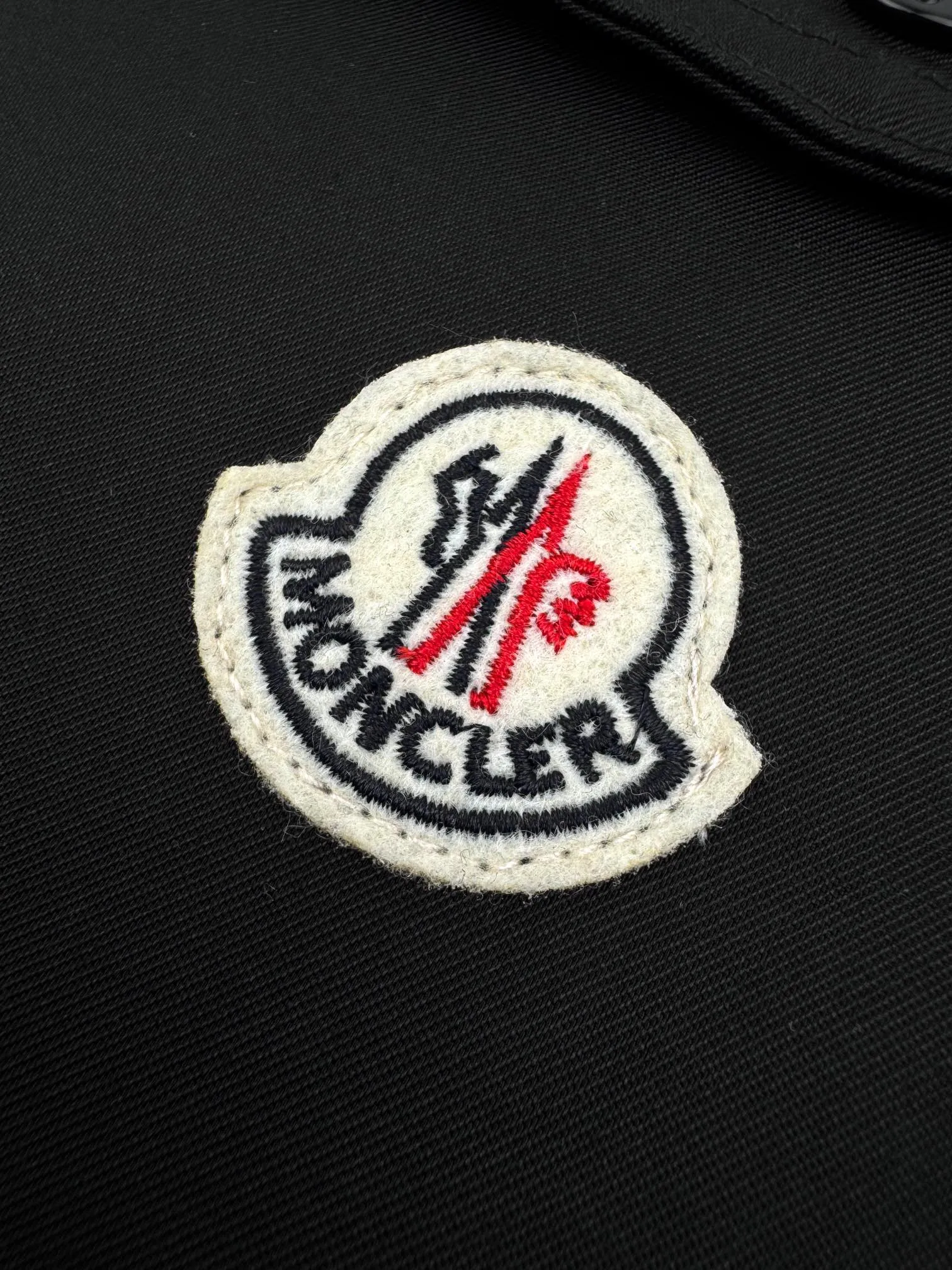 P480 White background picture] Moncler/mask logo zipper shirt jacket [Ready stock] S M L Outline the most moving fashion picture. Imported special machine infrared is used to position the "Moncler logo embroidery". The position is more accurate and strong. Template machine opens the bag. The preset template guides the position of the bag. The shape and size. The accuracy ensures the quality of the bag opening effect. The fabrics have been washed and have a better hand feel. Not easy to deform, not easy to shrink, not easy to fade. Maintain long-term beauty and loose fit.