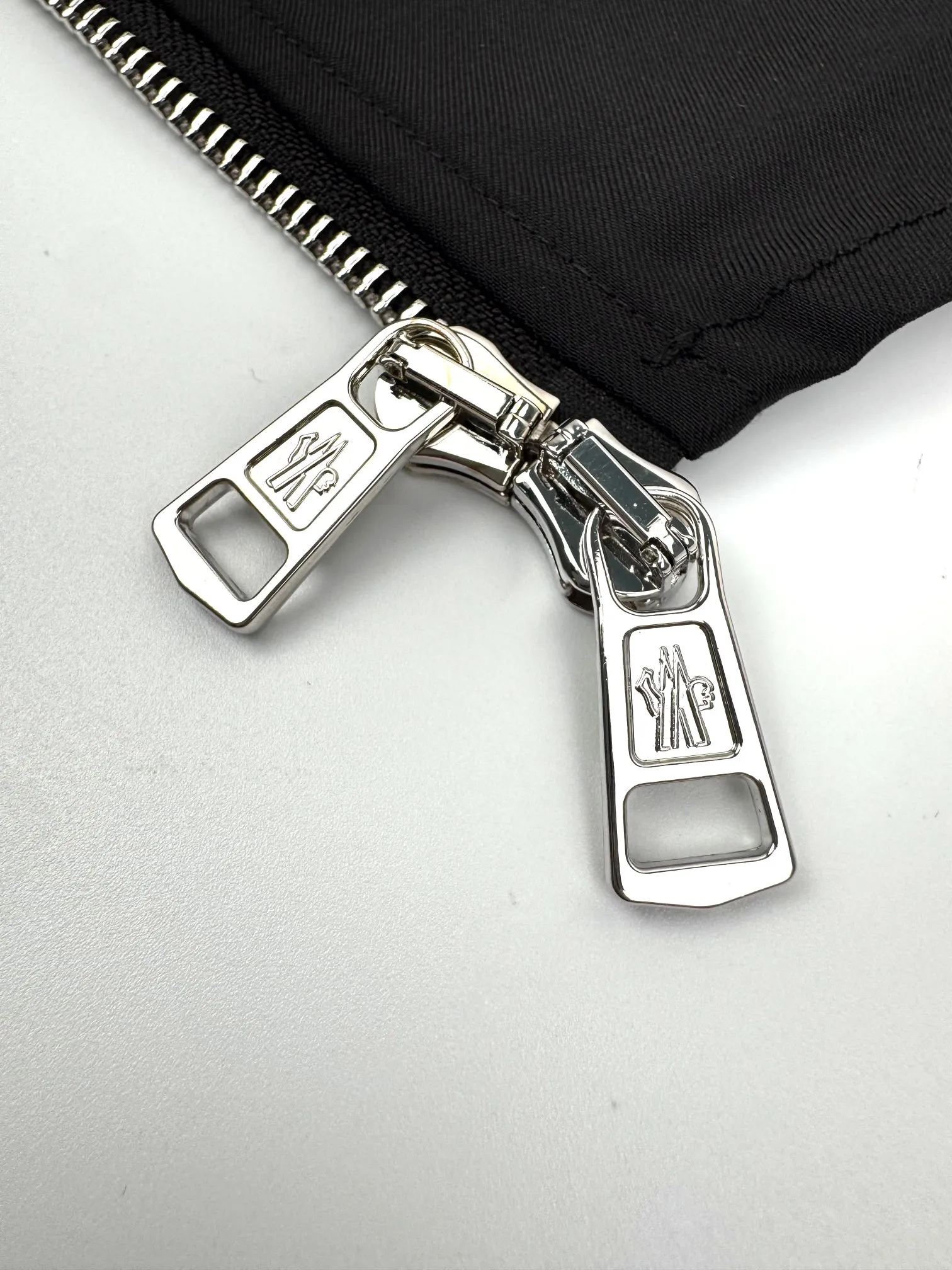 P480 White background picture] Moncler/mask logo zipper shirt jacket [Ready stock] S M L Outline the most moving fashion picture. Imported special machine infrared is used to position the "Moncler logo embroidery". The position is more accurate and strong. Template machine opens the bag. The preset template guides the position of the bag. The shape and size. The accuracy ensures the quality of the bag opening effect. The fabrics have been washed and have a better hand feel. Not easy to deform, not easy to shrink, not easy to fade. Maintain long-term beauty and loose fit.