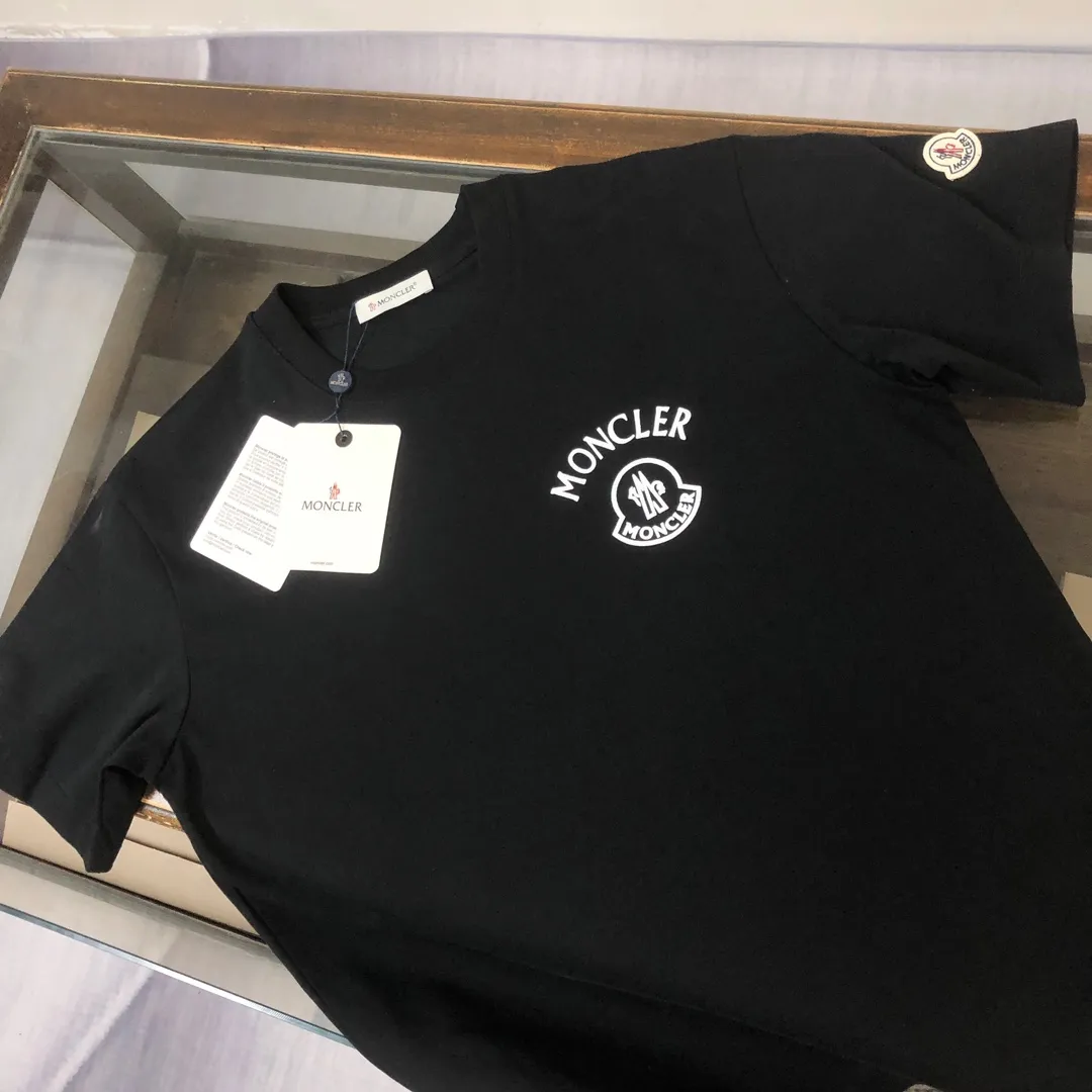 P160 MONCLER 2025 latest couple style round neck short-sleeved couple T-shirt, new spring and summer product, high quality 🔥🔥Three-dimensional logo letter logo printing technology on the chest! Fashionable and versatile trendy styles, customized imported fabrics! Comfortable to wear, breathable, fashionable without losing personality, the upper body is casual and casual, handsome and stylish, showing the temperament of a big brand. All three standards are complete! ! Color: Black White Size: S M L XL (Loose fit, please state your height and weight when placing an order)